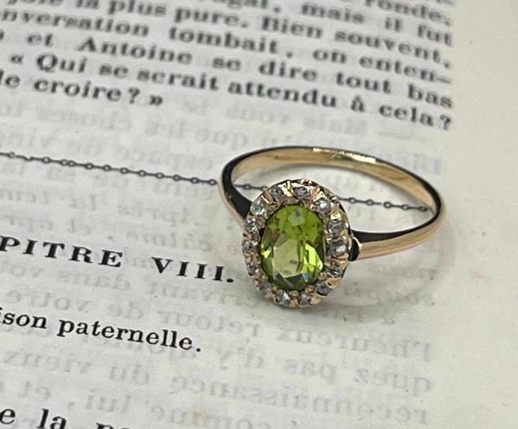Taglio ovale Antico anello a grappolo ovale con peridoto e diamanti, in oro 18ct. in vendita