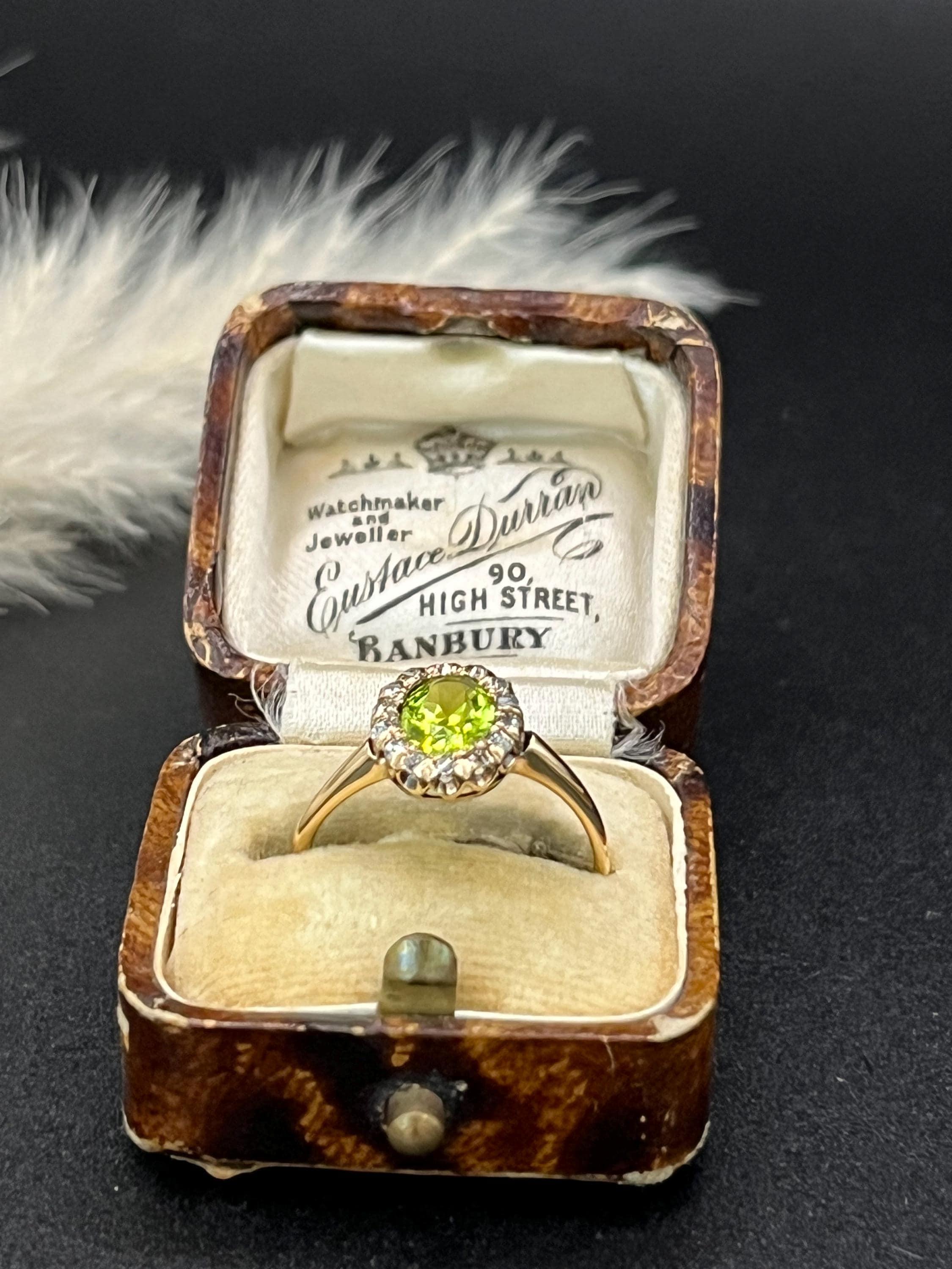 Antico anello a grappolo ovale con peridoto e diamanti, in oro 18ct. In condizioni buone in vendita a Brighton, GB