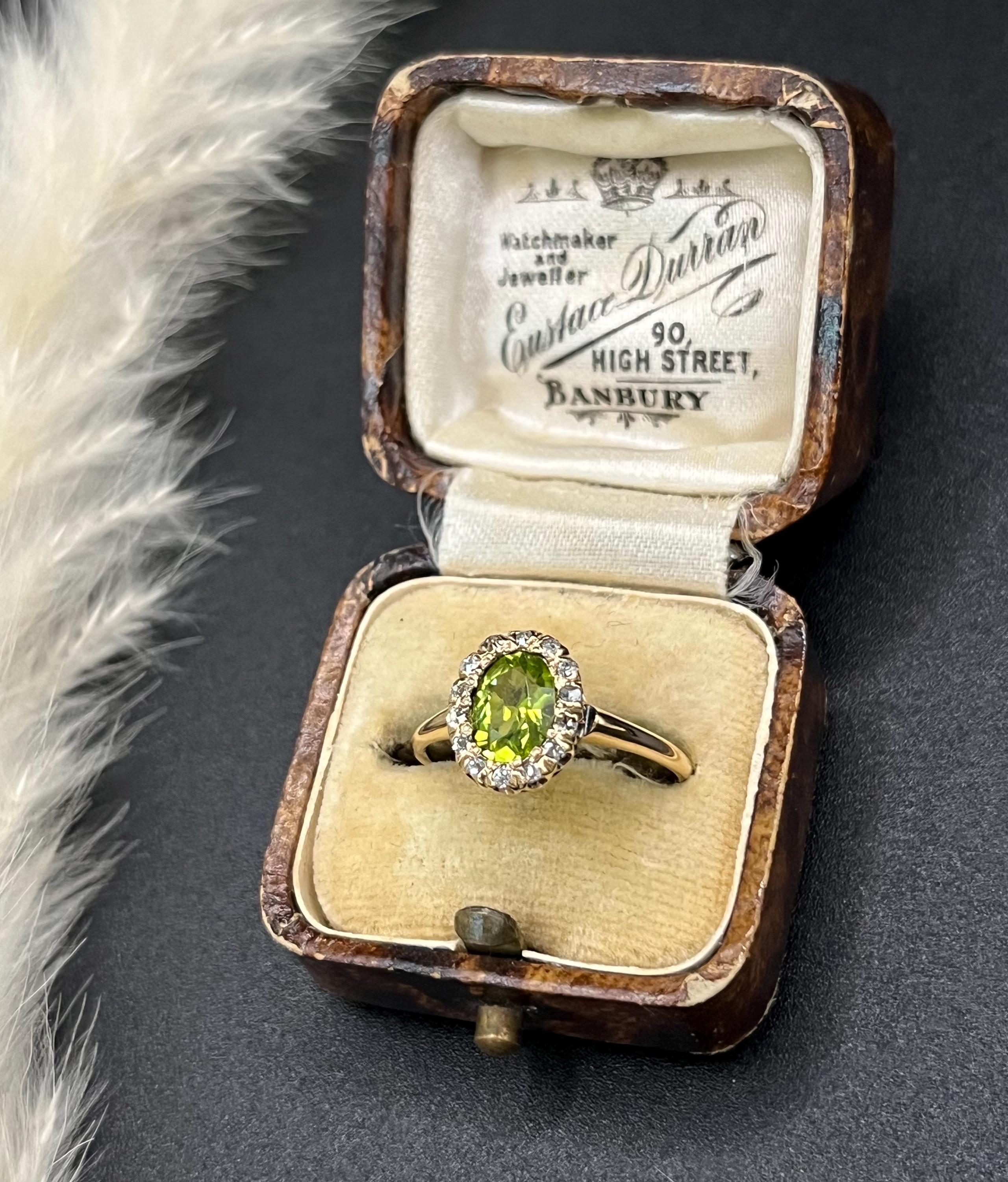 Antico anello a grappolo ovale con peridoto e diamanti, in oro 18ct. in vendita 1
