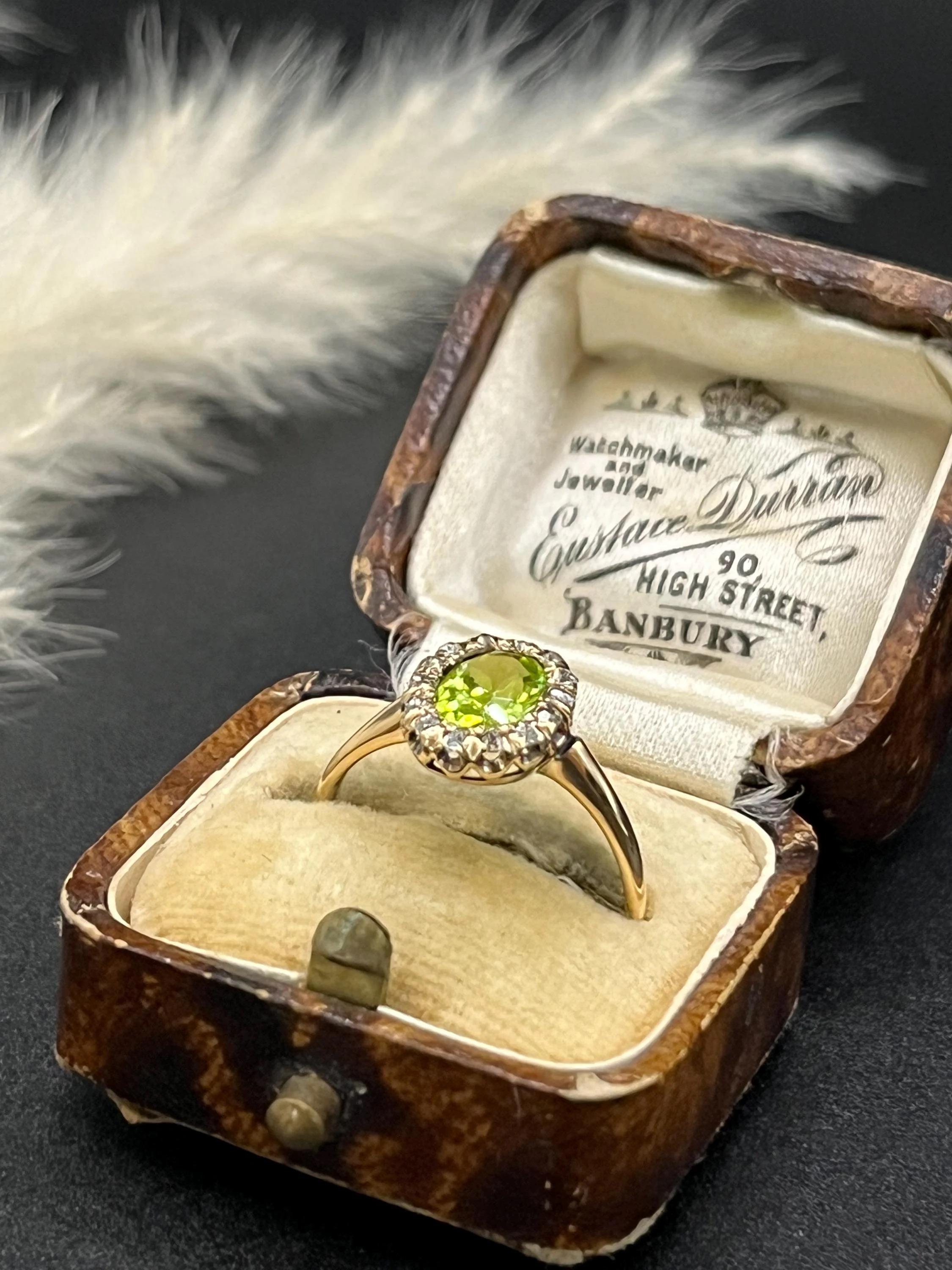Antico anello a grappolo ovale con peridoto e diamanti, in oro 18ct. in vendita 2