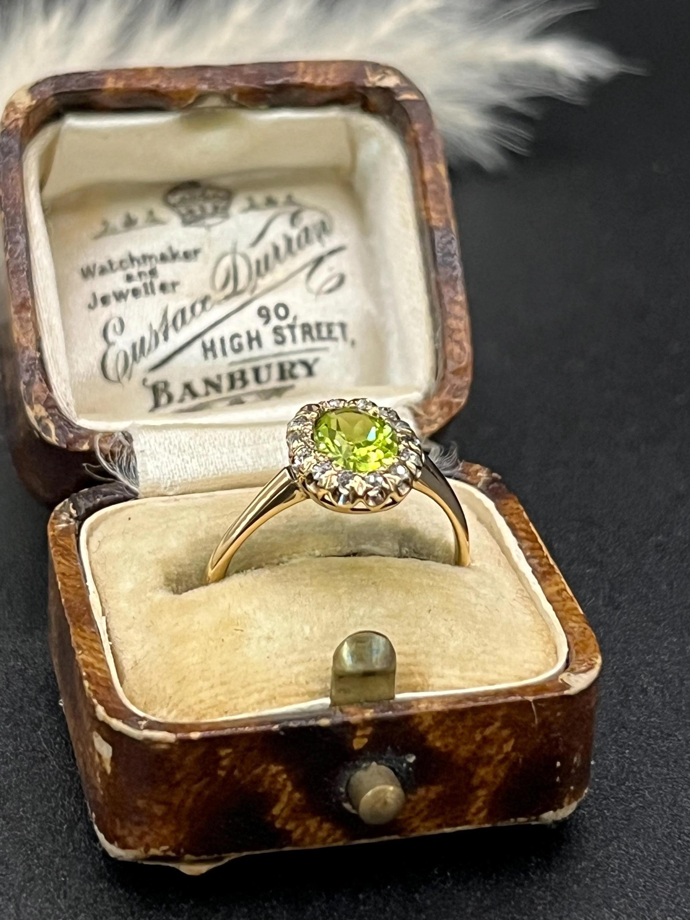 Antico anello a grappolo ovale con peridoto e diamanti, in oro 18ct. in vendita 3