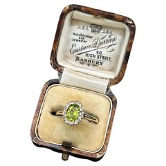 Antico anello a grappolo ovale con peridoto e diamanti, in oro 18ct.