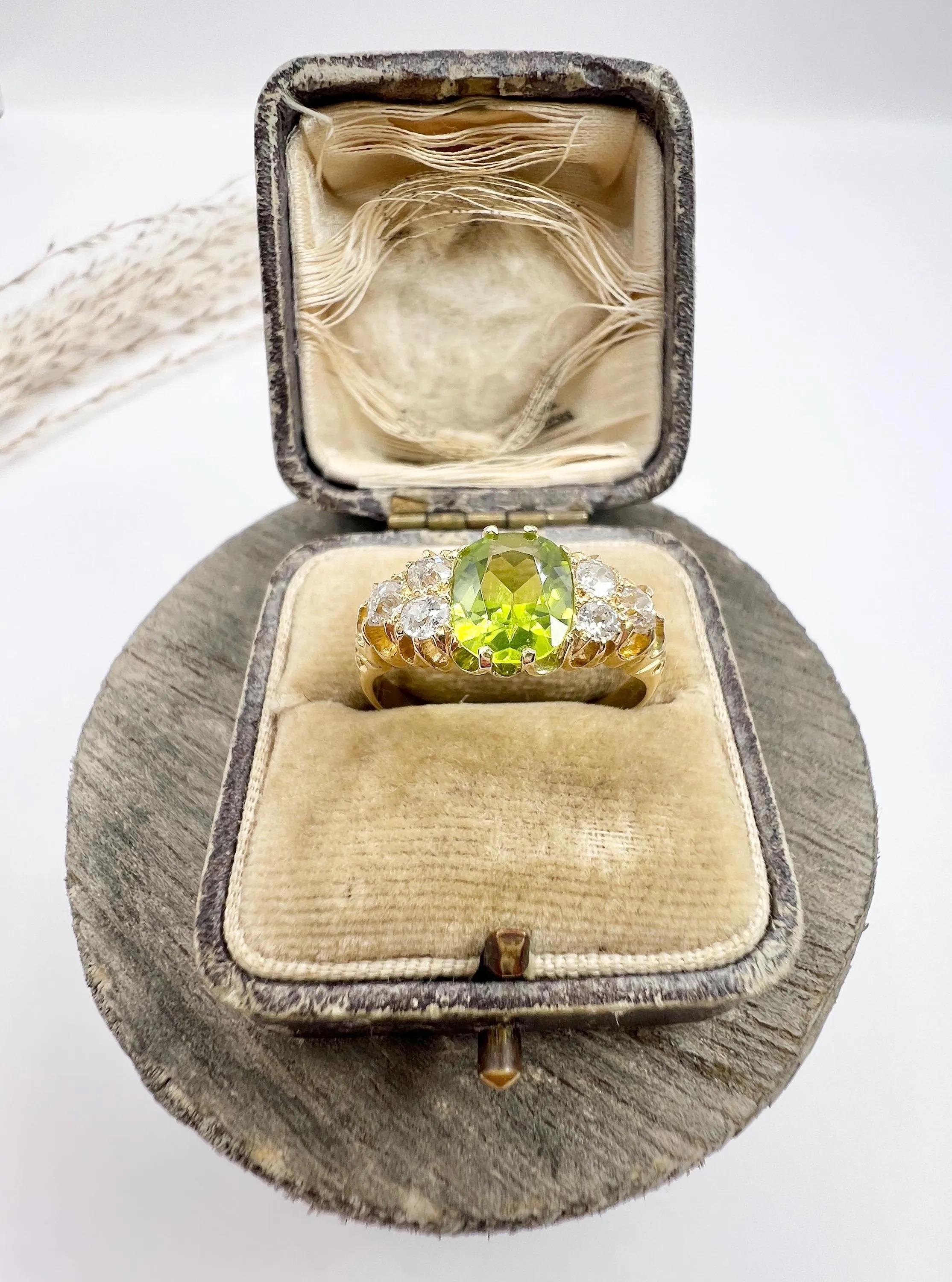 Antique 18ct Gold, Edwardian Peridot & Diamond Ring, Hallmarked London 1904 In Good Condition In Brighton, GB