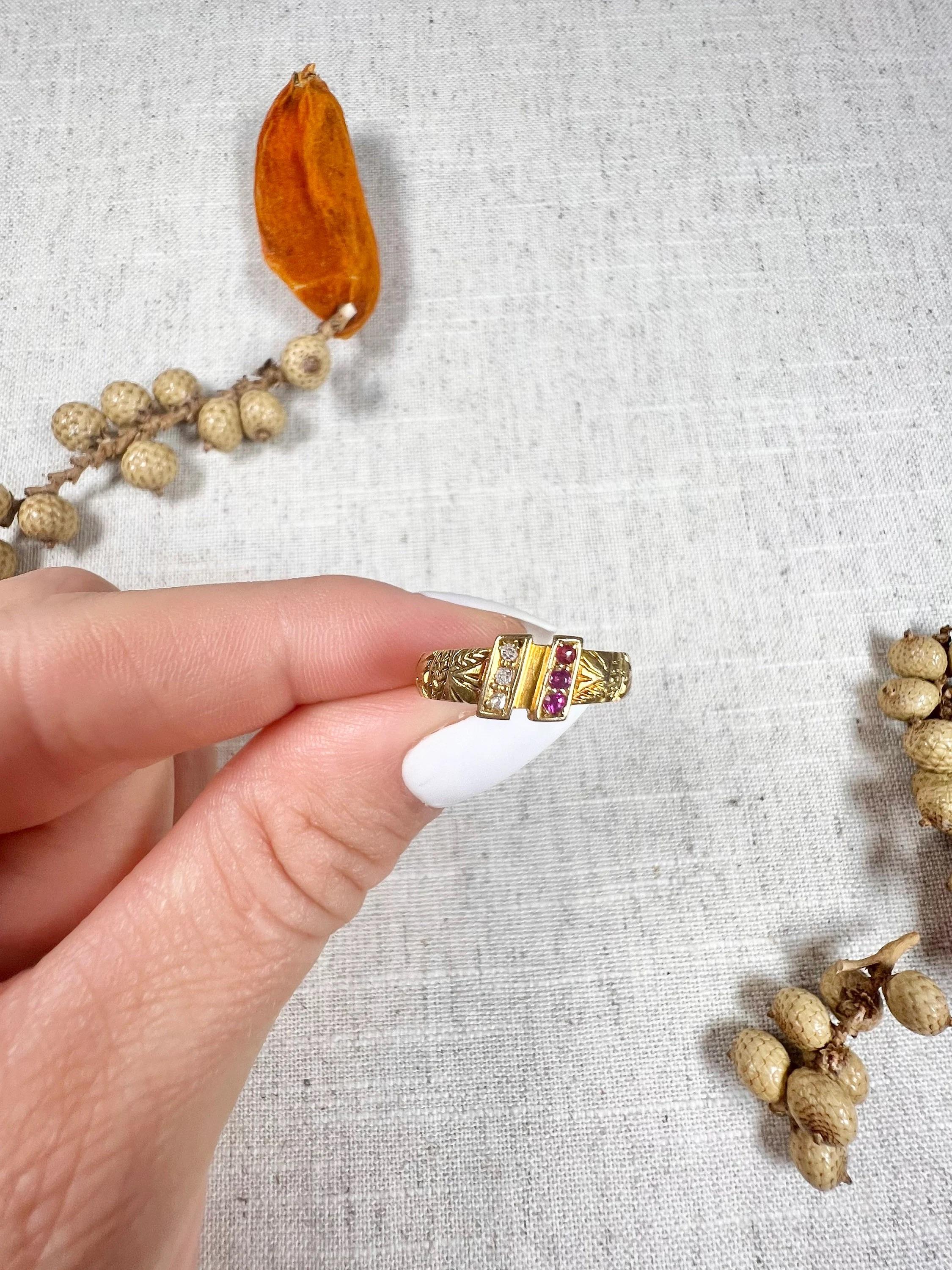 Antiker Ring

18ct Gold gestempelt

Gepunzt Chester 1901

Herstellerzeichen T & S

Dieser atemberaubende edwardianische Ring ist aus 18-karätigem Gold gefertigt und besticht durch eine schöne Kombination aus Rubinen und Diamanten. Das Band des Rings
