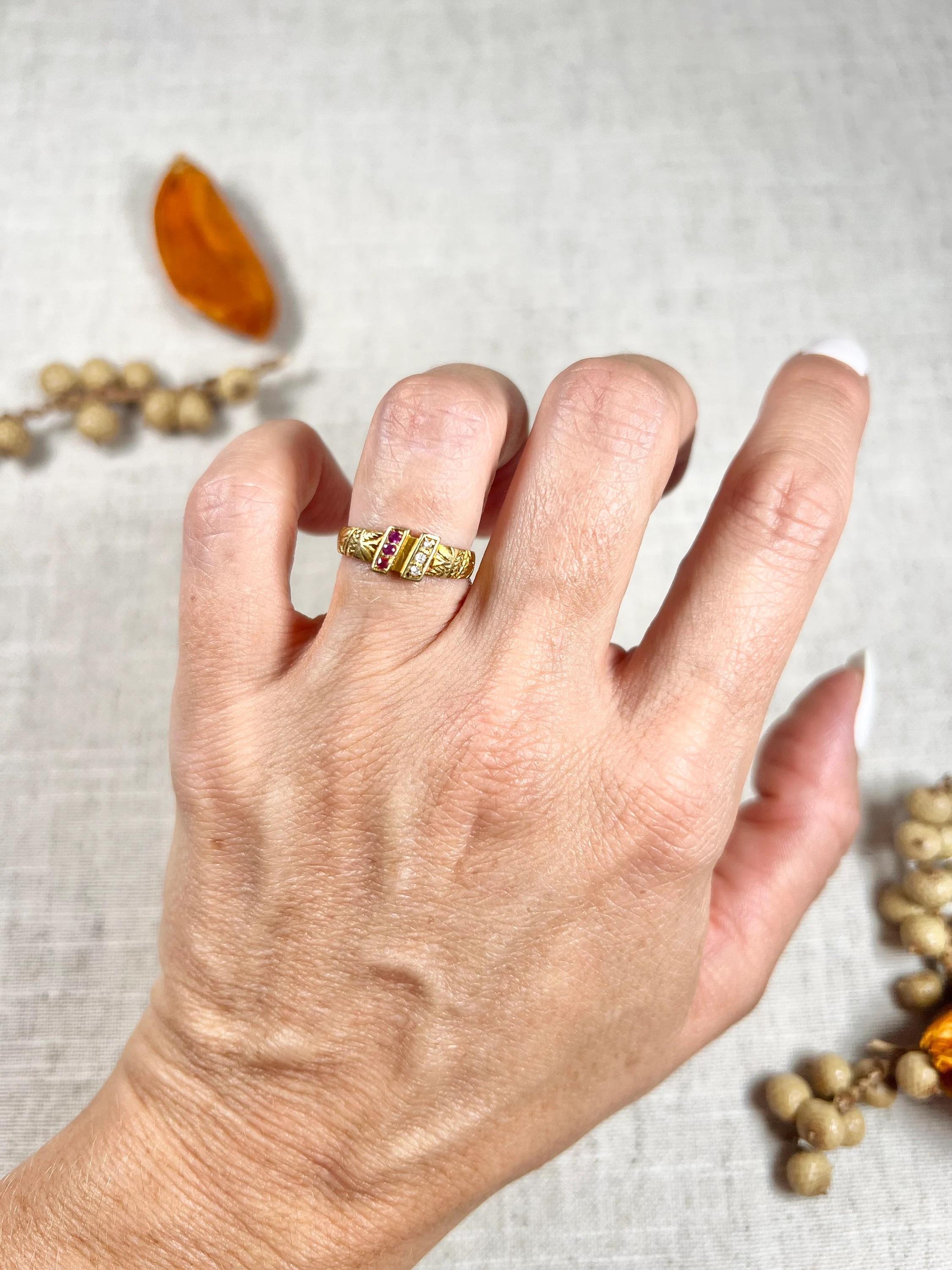 Antiker edwardianischer Ring aus 18 Karat Gold mit Rubin und Diamant (Rundschliff) im Angebot