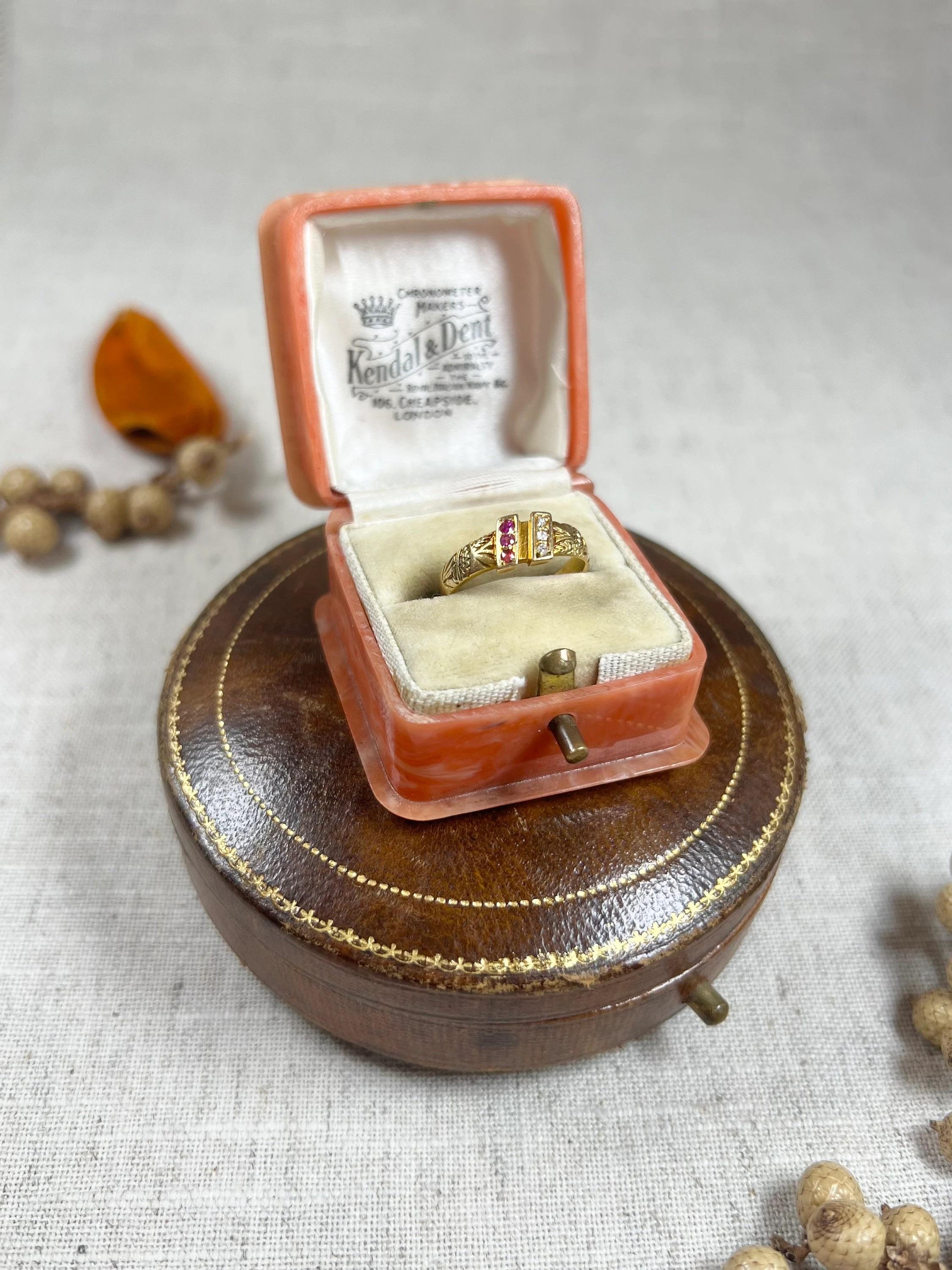 Antiker edwardianischer Ring aus 18 Karat Gold mit Rubin und Diamant im Angebot 2