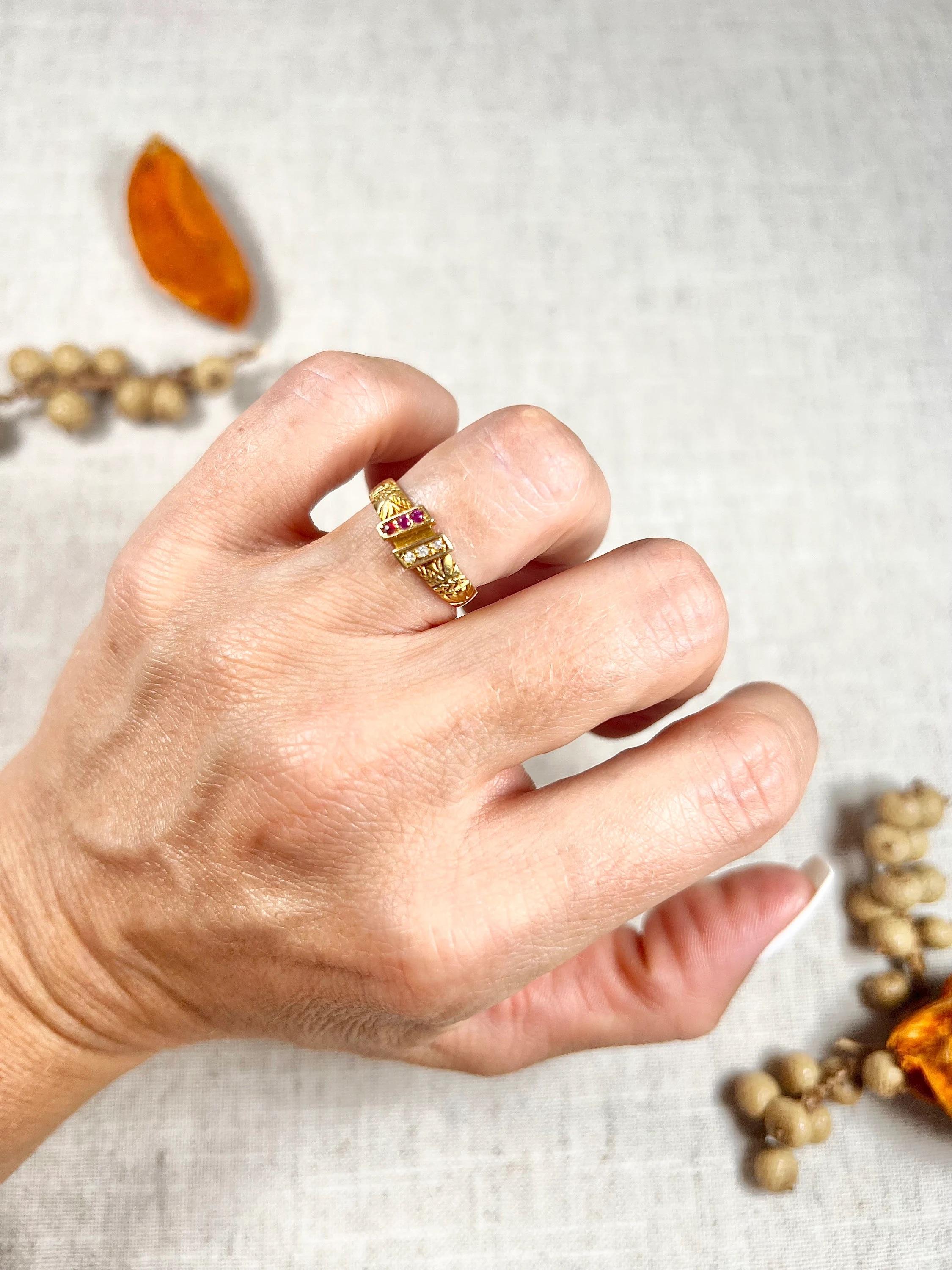Antiker edwardianischer Ring aus 18 Karat Gold mit Rubin und Diamant im Angebot 3