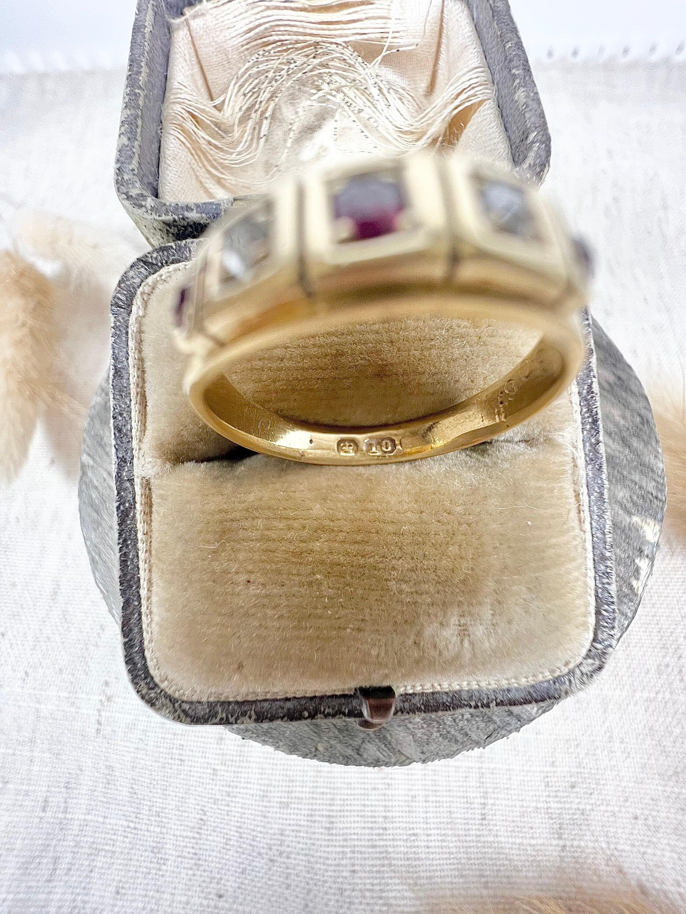 Antiker 18ct Gold Edwardian Rubin & Diamant Fünf Stein Ring (Rundschliff) im Angebot