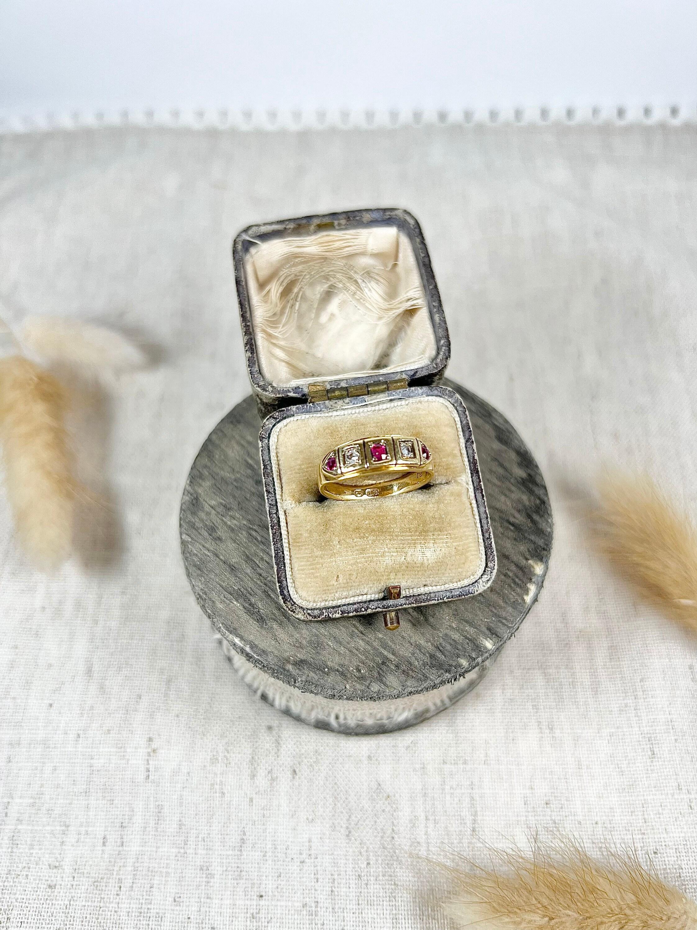 Antique 18ct Gold Edwardian Ruby & Diamond Five Stone Ring In Good Condition For Sale In Brighton, GB