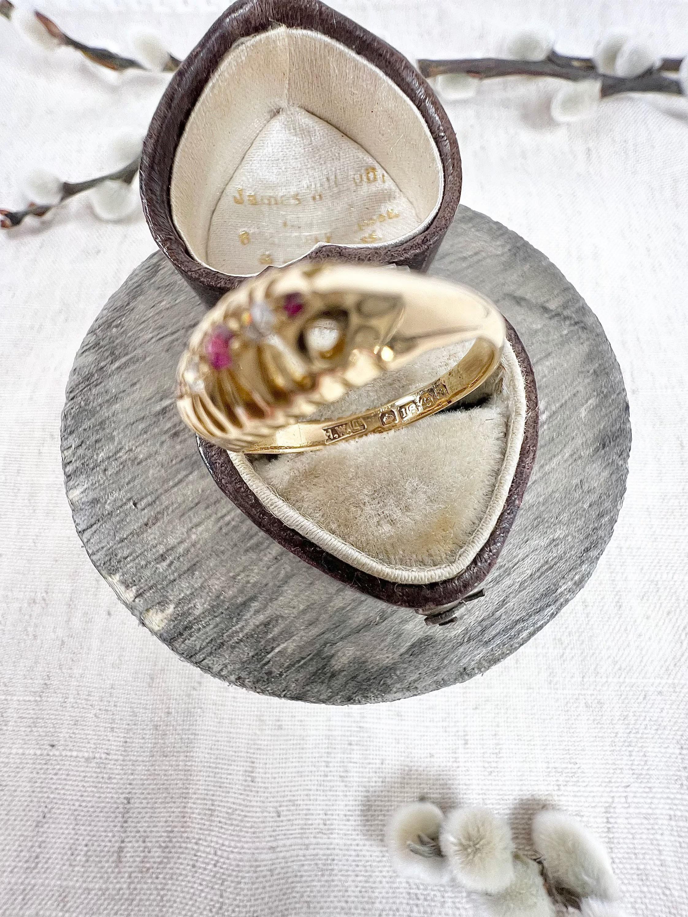 Antiker 18ct Gold Edwardian Rubin & Diamant Fünf Stein Ring im Angebot 2