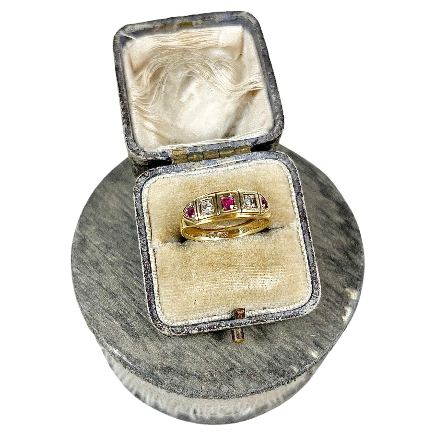 Antiker 18ct Gold Edwardian Rubin & Diamant Fünf Stein Ring im Angebot
