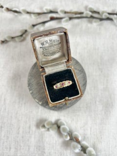 Antiguo Anillo Eduardiano de Oro de 18 Quilates con Rubí y Diamantes