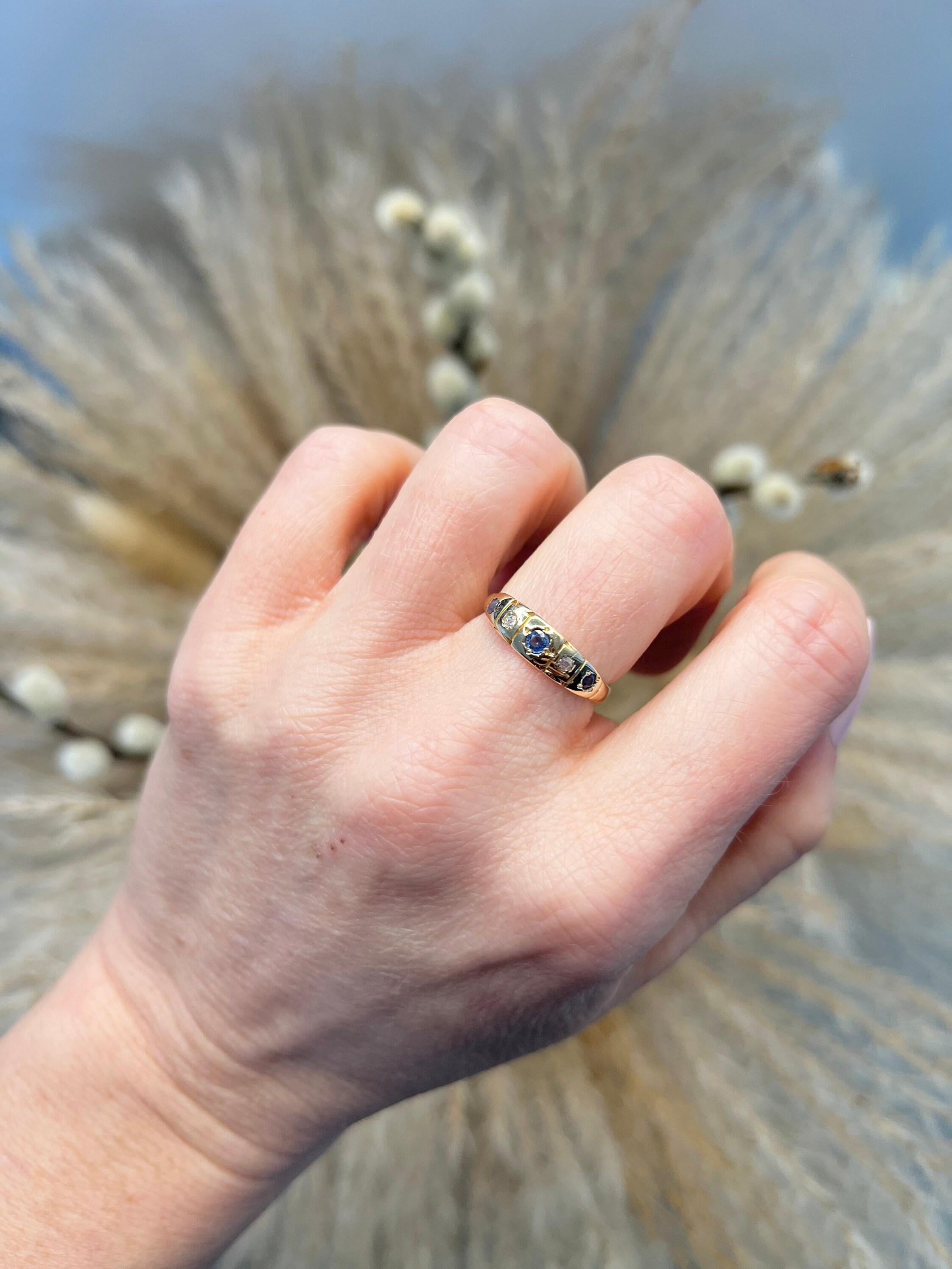 Antiker Saphir-Zigeuner-Ring 

18ct Gold gestempelt 

CIRCA 1900

Schöner, edwardianischer Ring. Abwechselnd mit natürlichen Saphiren und Diamanten besetzt. Jedes Set hat seinen eigenen handgeschnitzten Bereich. 

Die Vorderseite des Rings ist ca.