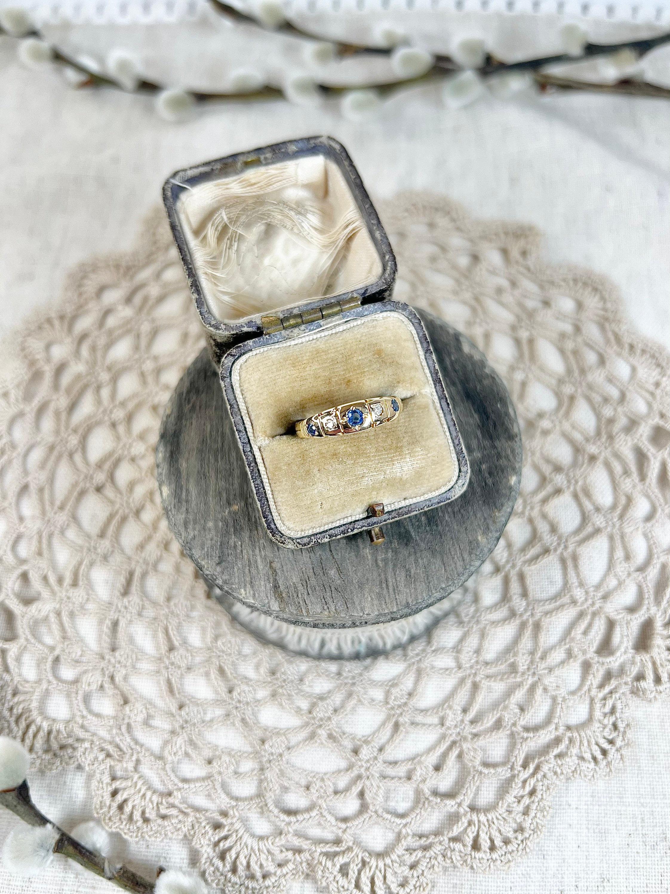 Antiker edwardianischer Saphir- und Diamantring aus 18 Karat Gold mit fünf Steinen (Rundschliff) im Angebot