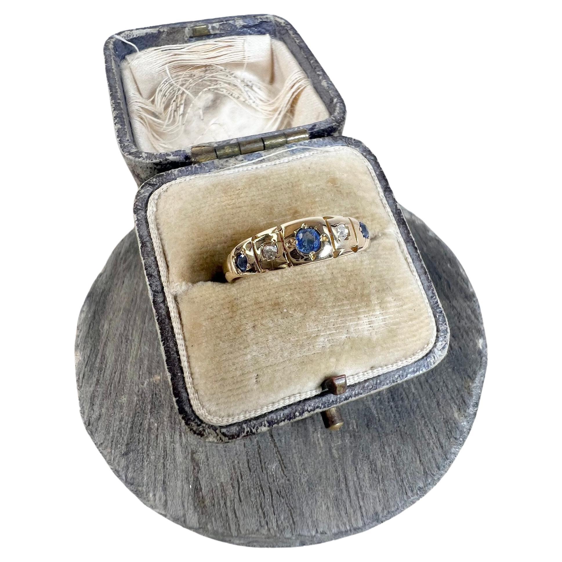 Antiker edwardianischer Saphir- und Diamantring aus 18 Karat Gold mit fünf Steinen im Angebot