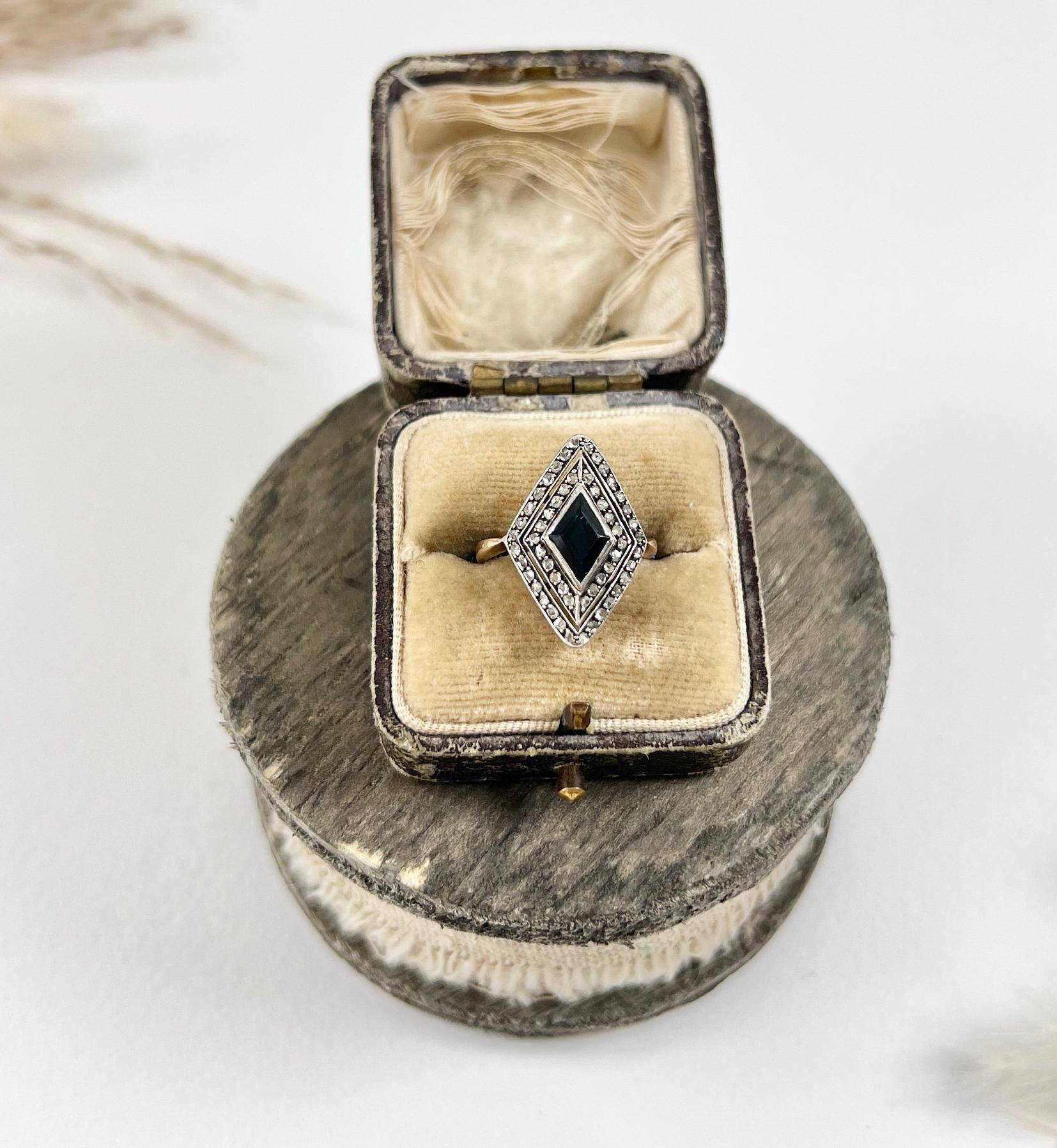 Antique 18ct Gold, Edwardian Sapphire & Diamond Marquise/Navette Ring In Good Condition For Sale In Brighton, GB