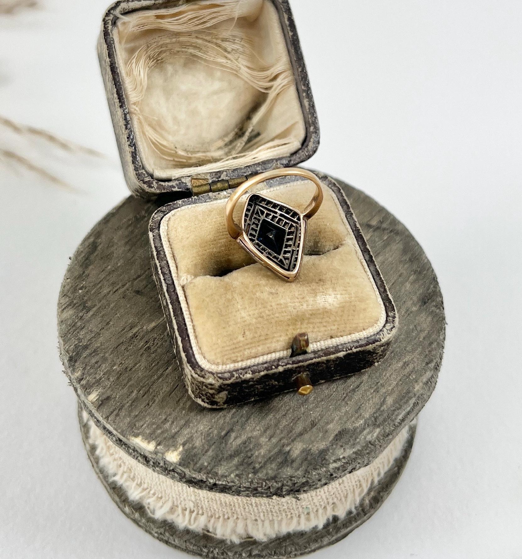 Antique 18ct Gold, Edwardian Sapphire & Diamond Marquise/Navette Ring For Sale 2
