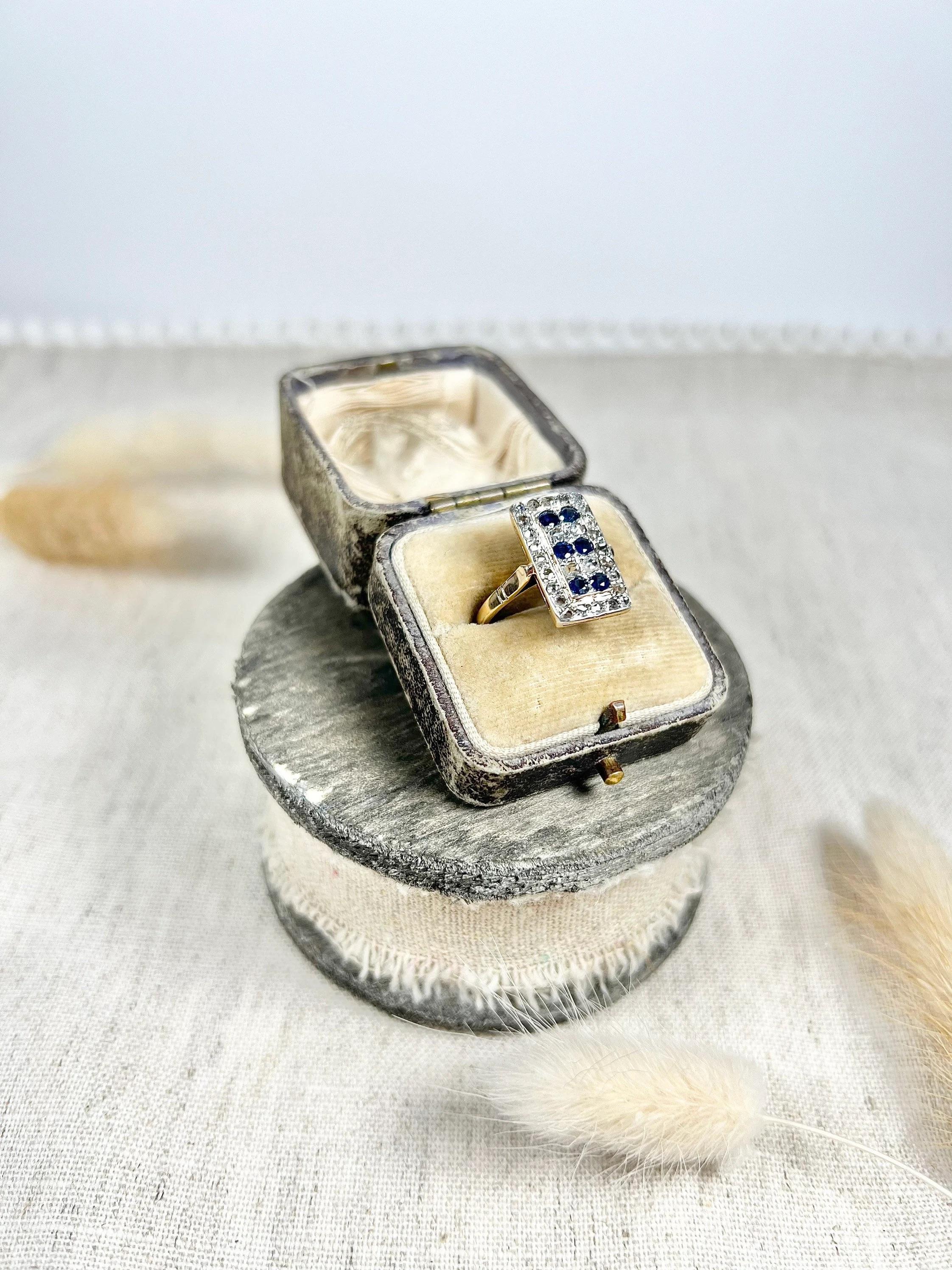 Antique 18ct Gold Edwardian Sapphire & Diamond Rectangular Ring In Good Condition For Sale In Brighton, GB
