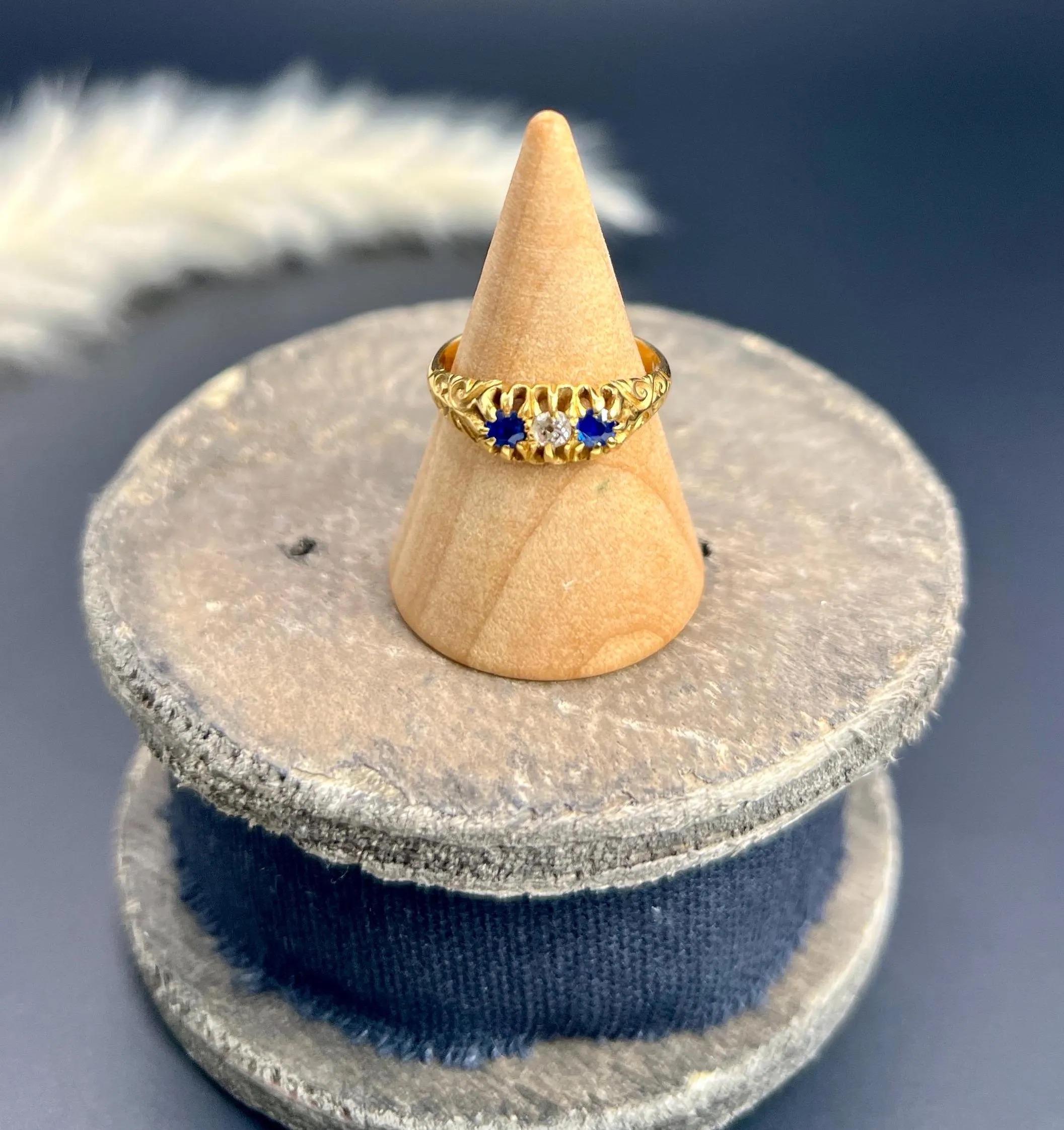 Antique 18ct Gold Edwardian Sapphire & Diamond Ring Hallmarked Birmingham 1906 In Good Condition For Sale In Brighton, GB