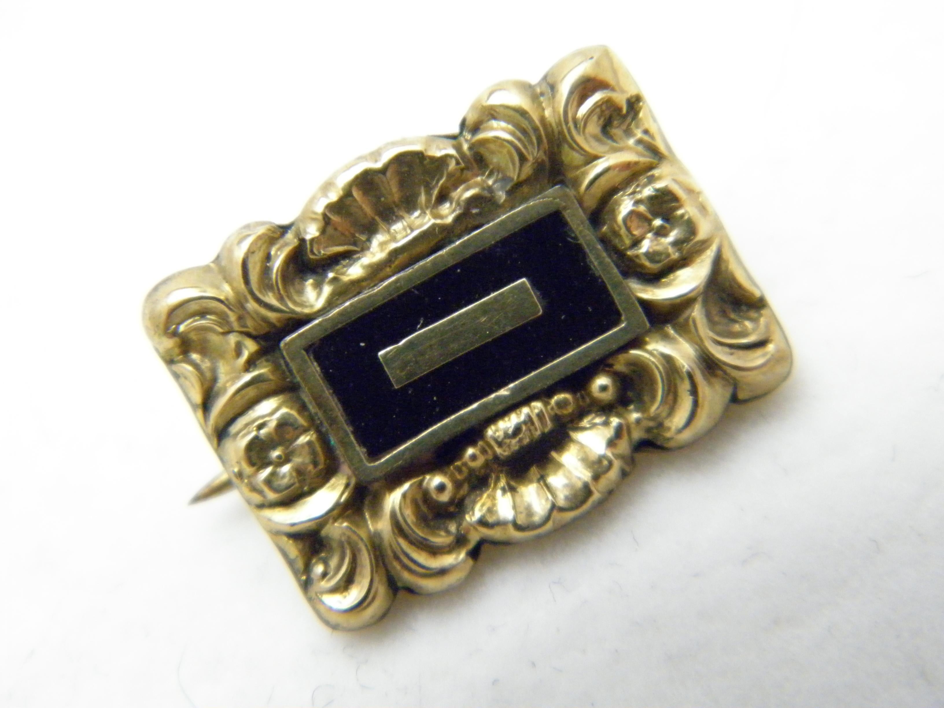 Victorian Antique 18ct Gold Enamel Mourning Brooch Pin c1850 750 Purity Detailed For Sale