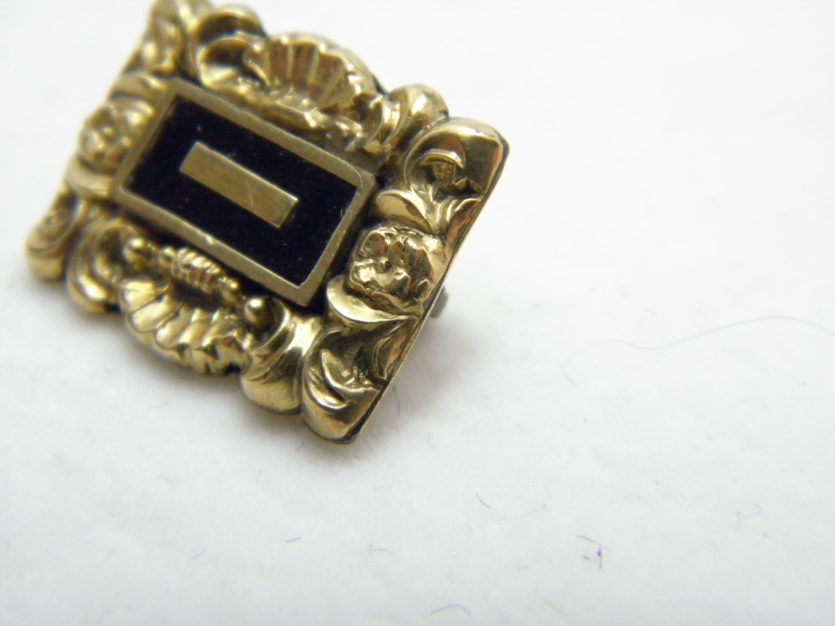 Antique 18ct Gold Enamel Mourning Brooch Pin c1850 750 Purity Detailed In Good Condition For Sale In Camelford, GB