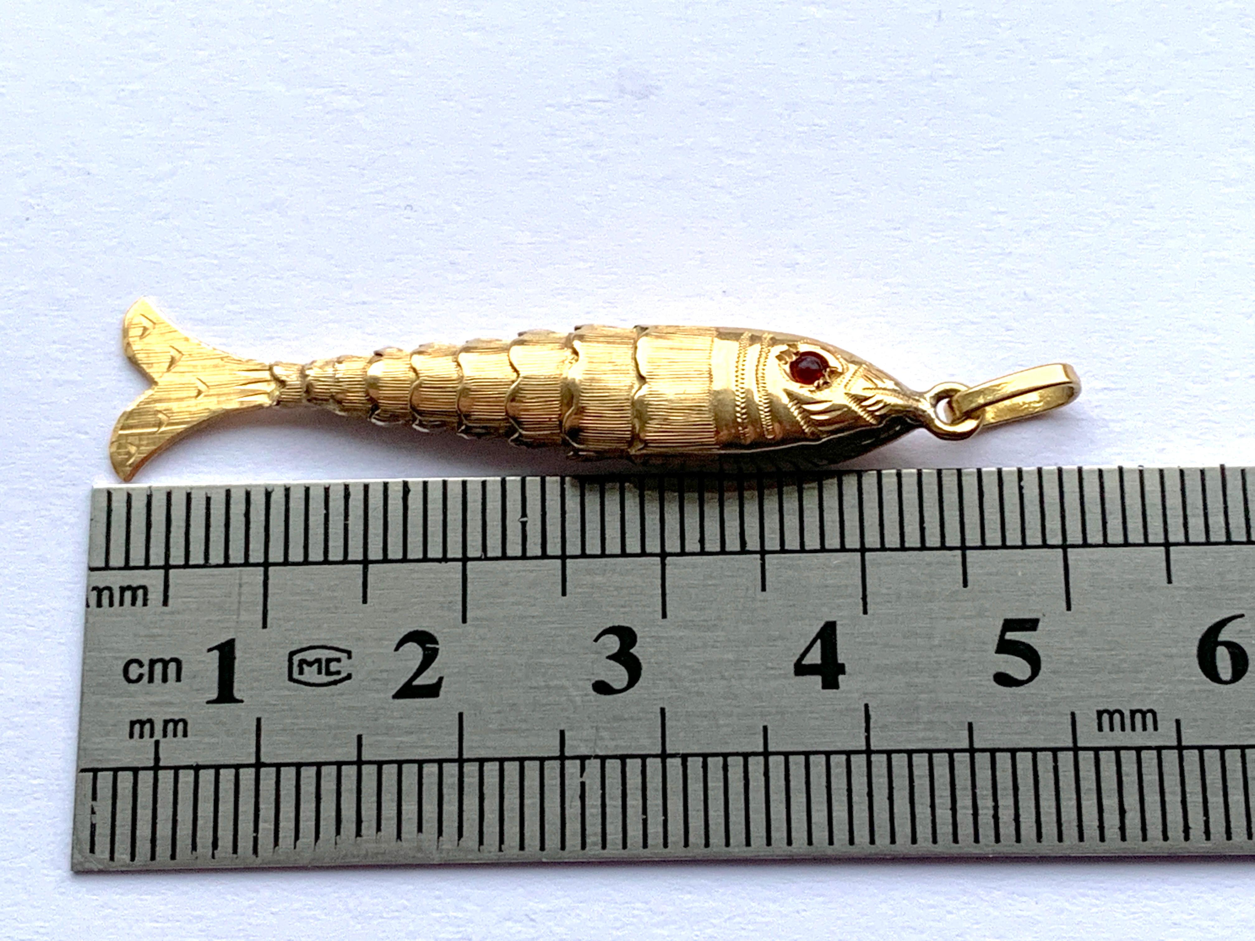 Pendentif poisson articulé européen ancien en or 18ct en vente 5
