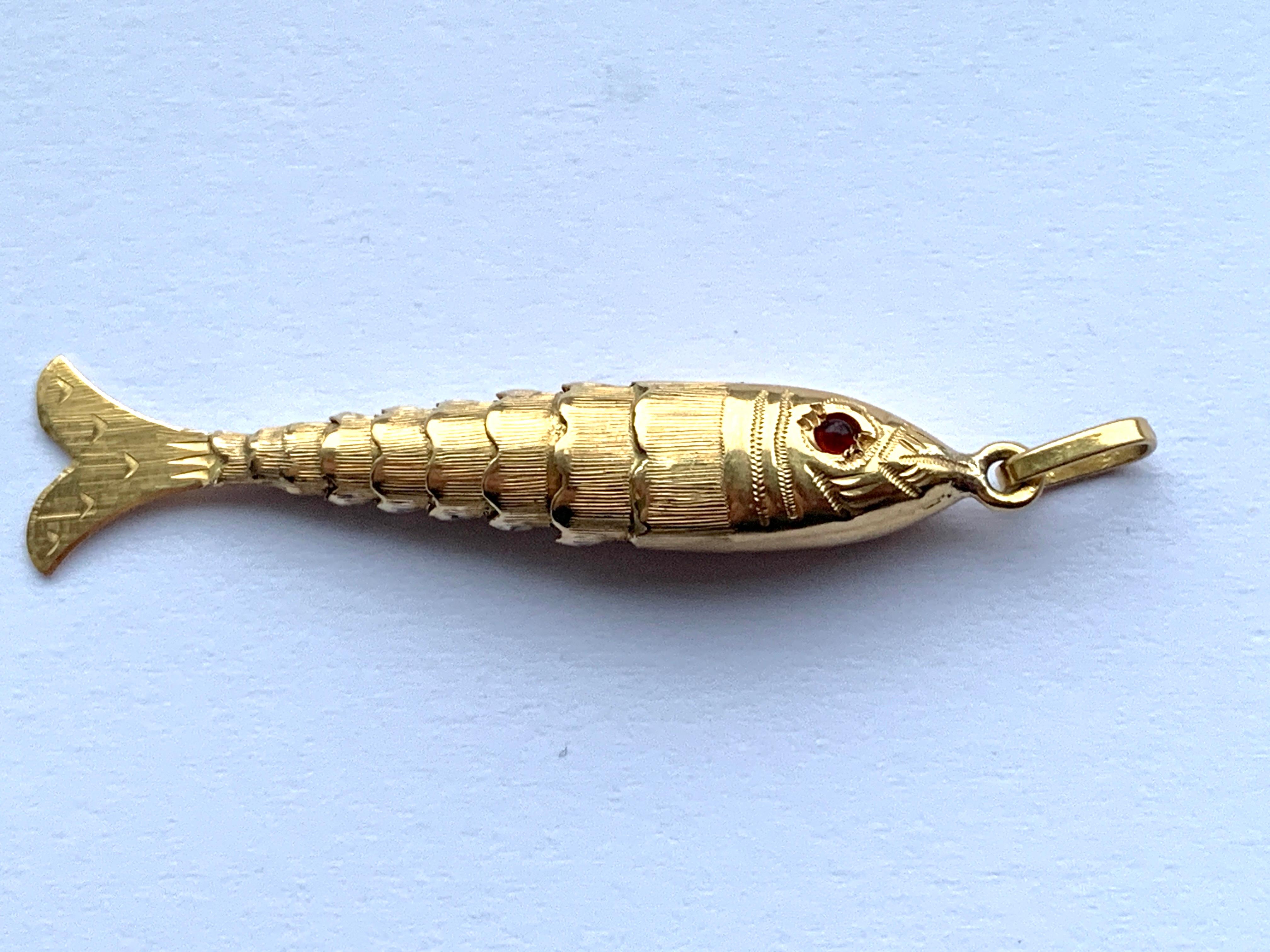 Antique 
Vers le début du 20e siècle 
Poisson articulé en or 18ct
avec de petits yeux rouges sertis de pierres précieuses 
Longueur 5 cm, y compris la caution
Poids 2,5 grammes
Estampillé avec des marques européennes et 18k