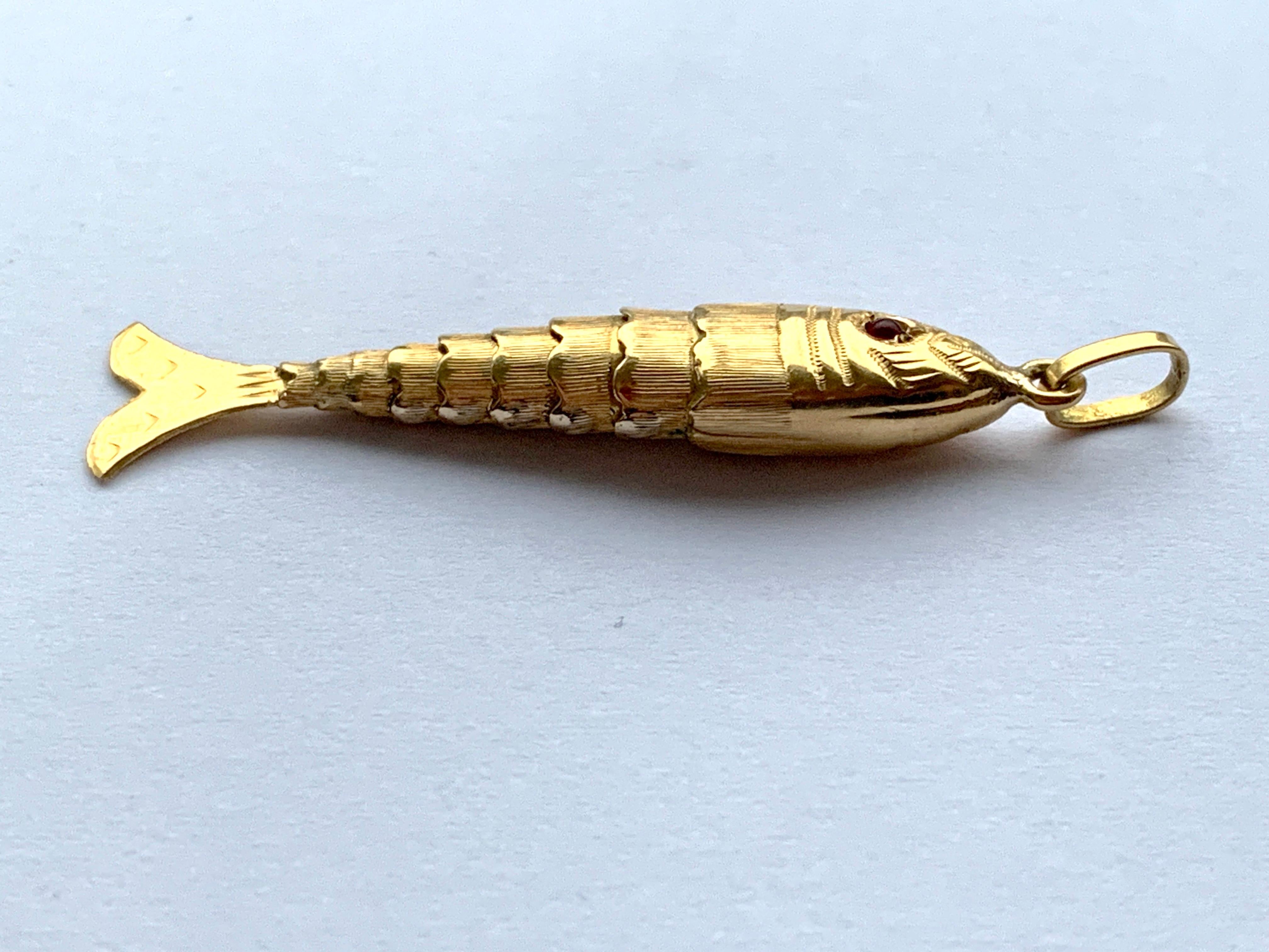 Art déco Pendentif poisson articulé européen ancien en or 18ct en vente
