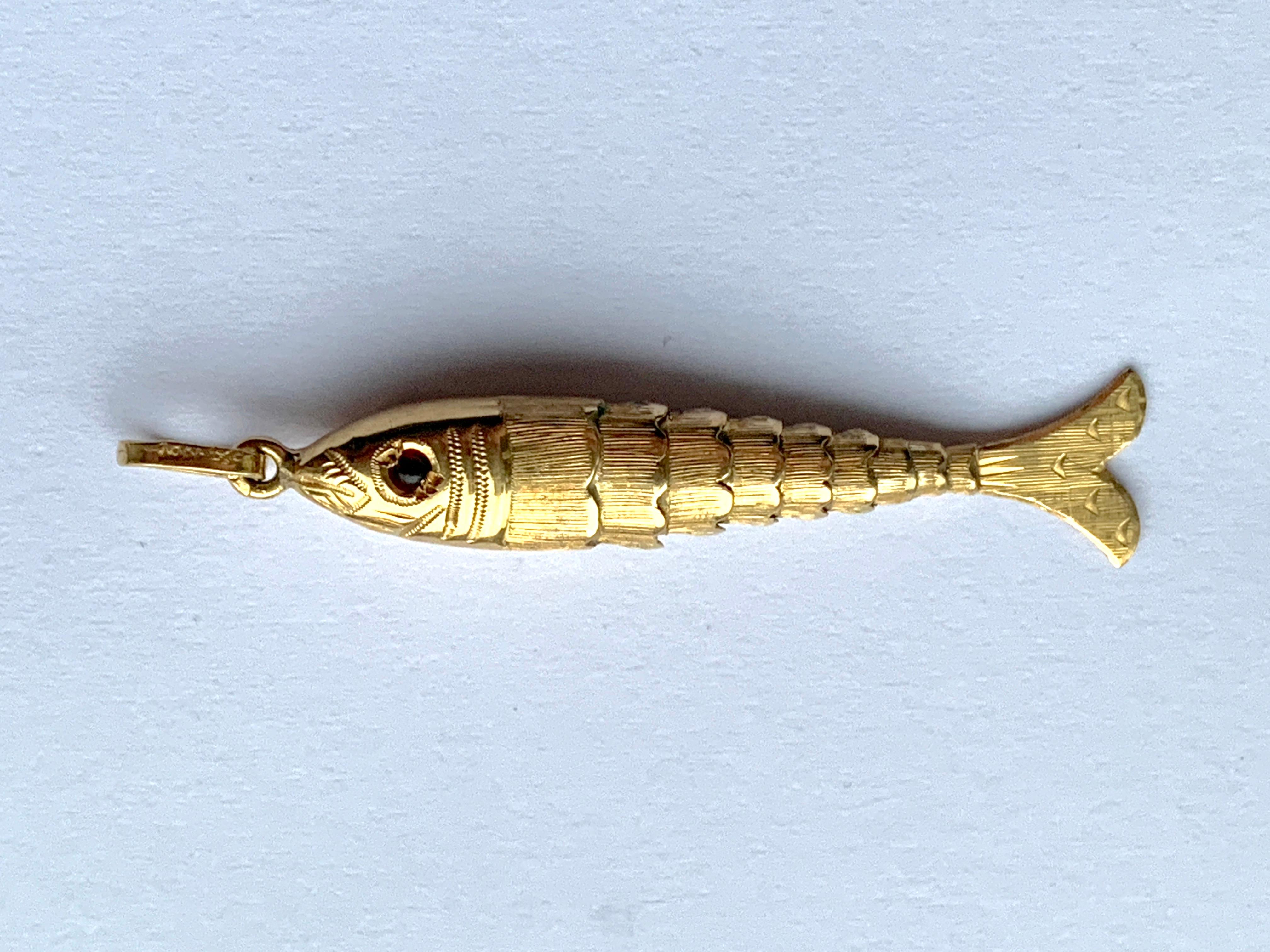 Pendentif poisson articulé européen ancien en or 18ct Bon état - En vente à London, GB