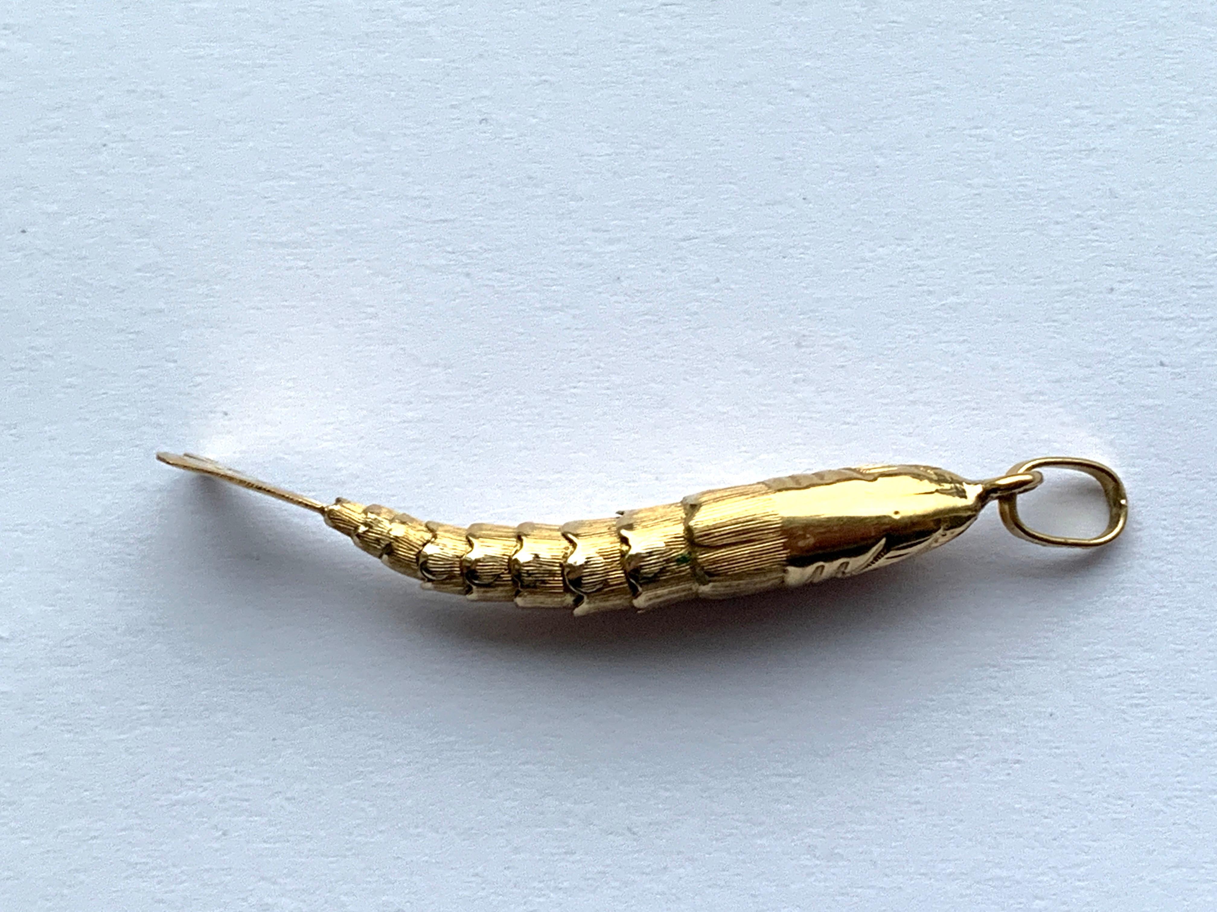 Pendentif poisson articulé européen ancien en or 18ct Unisexe en vente