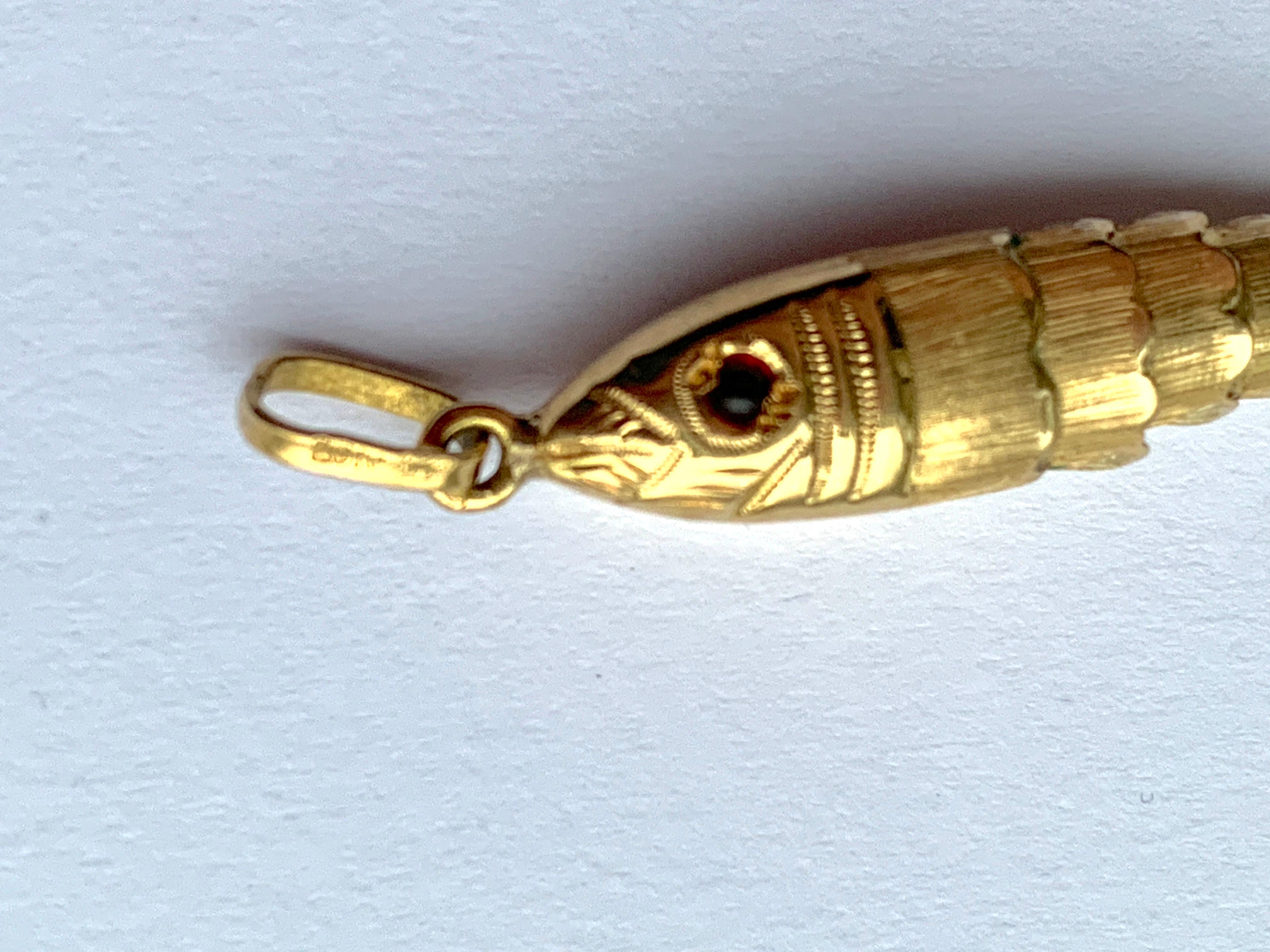 Pendentif poisson articulé européen ancien en or 18ct en vente 1
