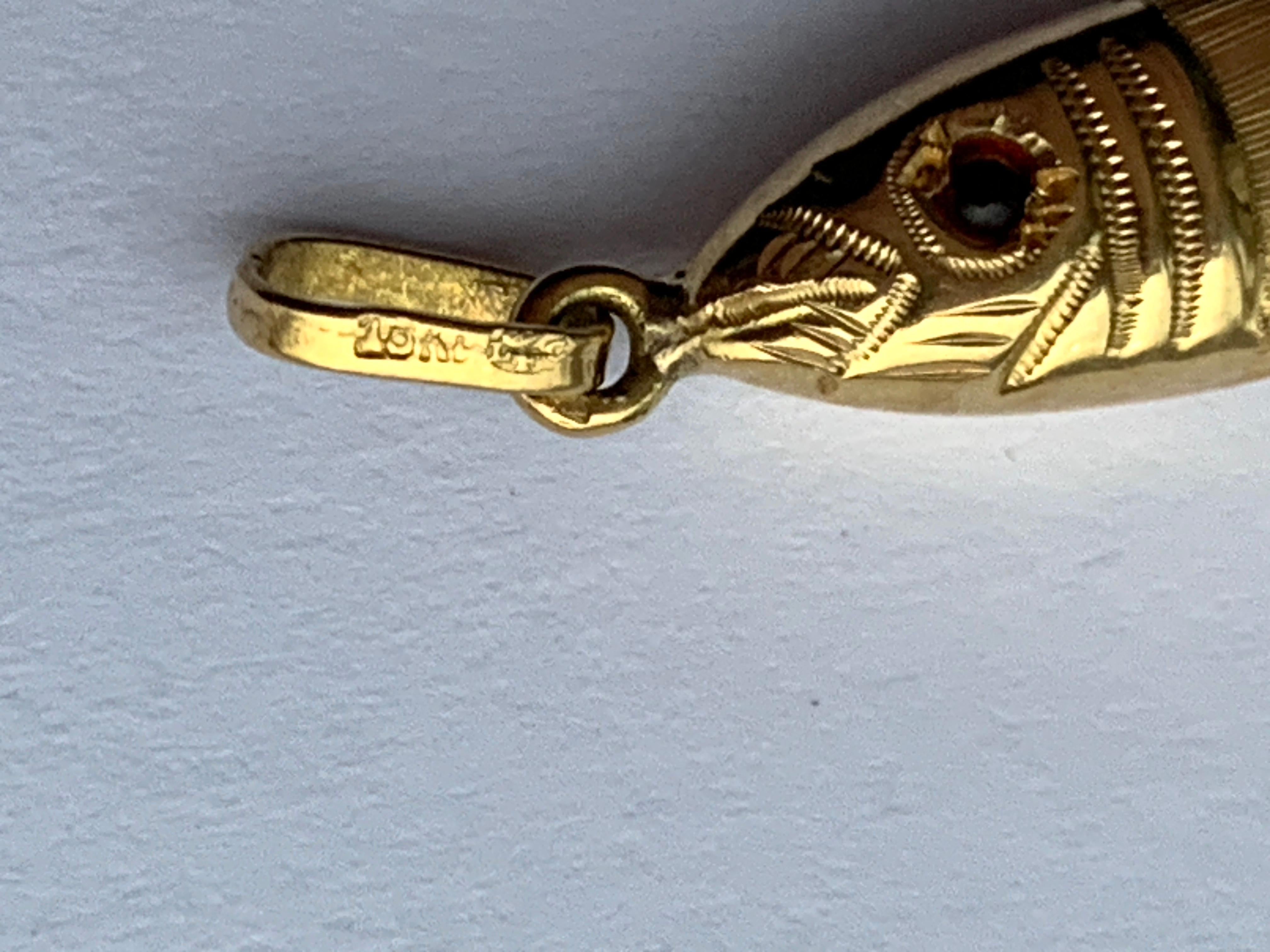 Pendentif poisson articulé européen ancien en or 18ct en vente 2