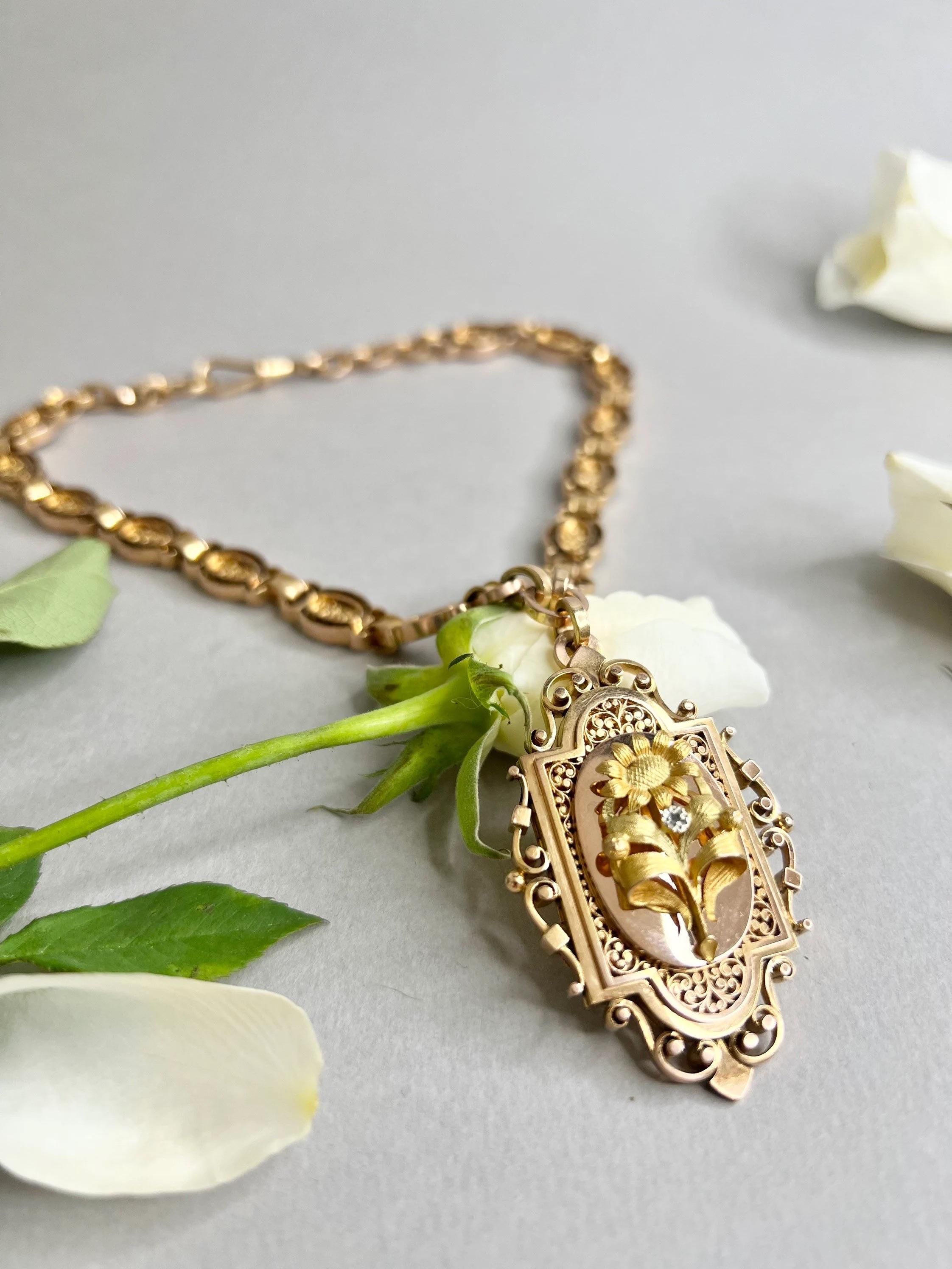 Antique 18ct Gold French Belle Époque, Book Chain Locket Necklace In Good Condition In Brighton, GB