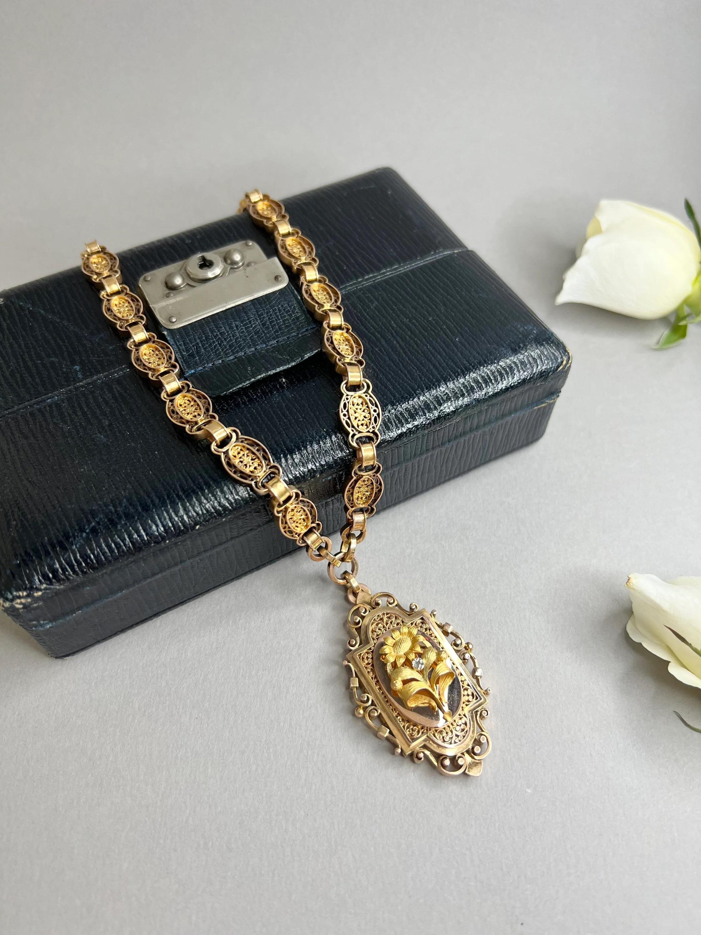Women's or Men's Antique 18ct Gold French Belle Époque, Book Chain Locket Necklace