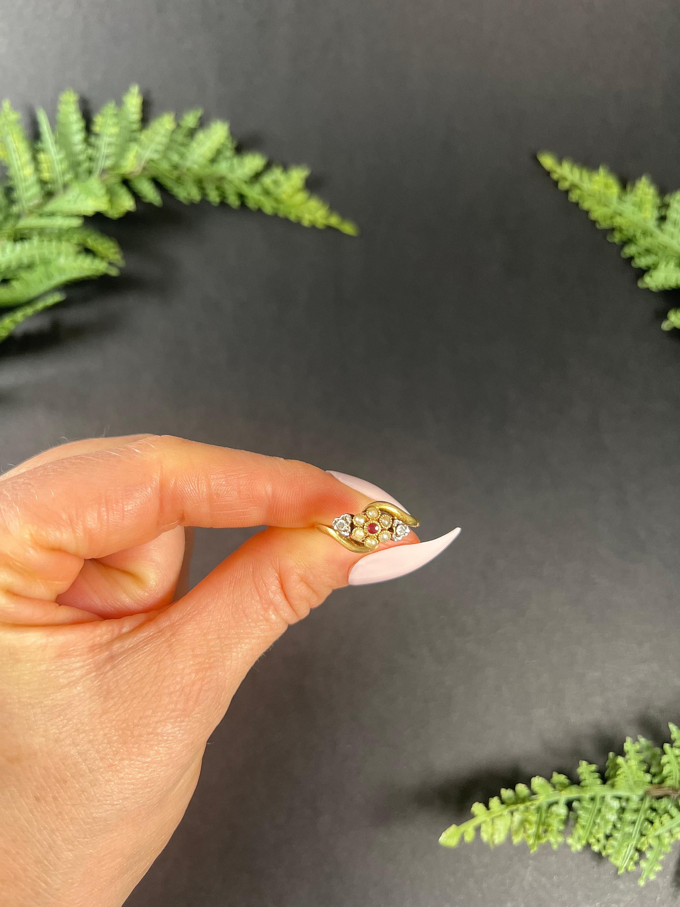 Bague grappe édouardienne française ancienne en or 18 carats, rubis, diamant et perle marguerite en vente 5