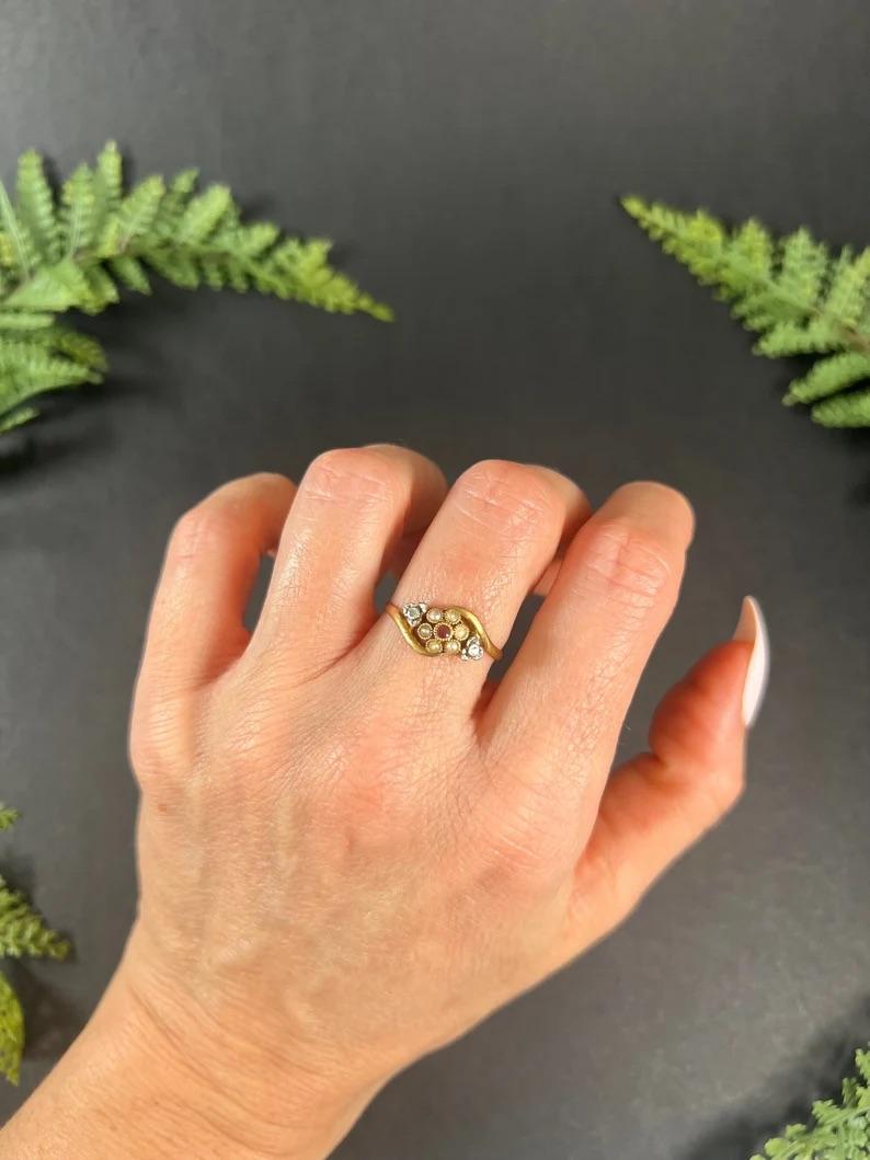 Bague marguerite ancienne

Or 18ct estampillé français

Circa 1900

Cette superbe bague marguerite en or jaune 18ct est un véritable bijou vintage. Son magnifique design date du début des années 1900, ce qui en fait une pièce rare et unique. La