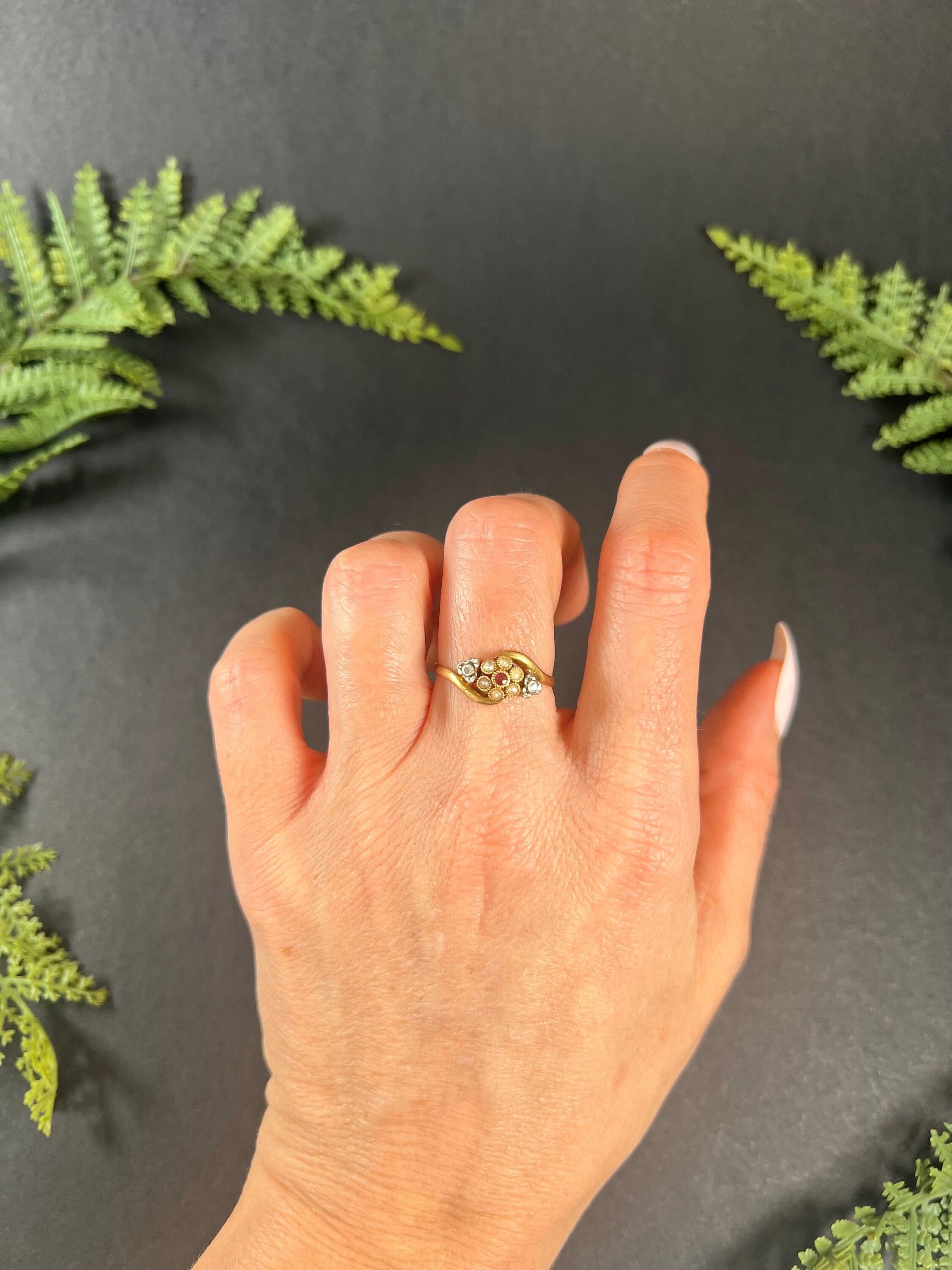 Taille ronde Bague grappe édouardienne française ancienne en or 18 carats, rubis, diamant et perle marguerite en vente