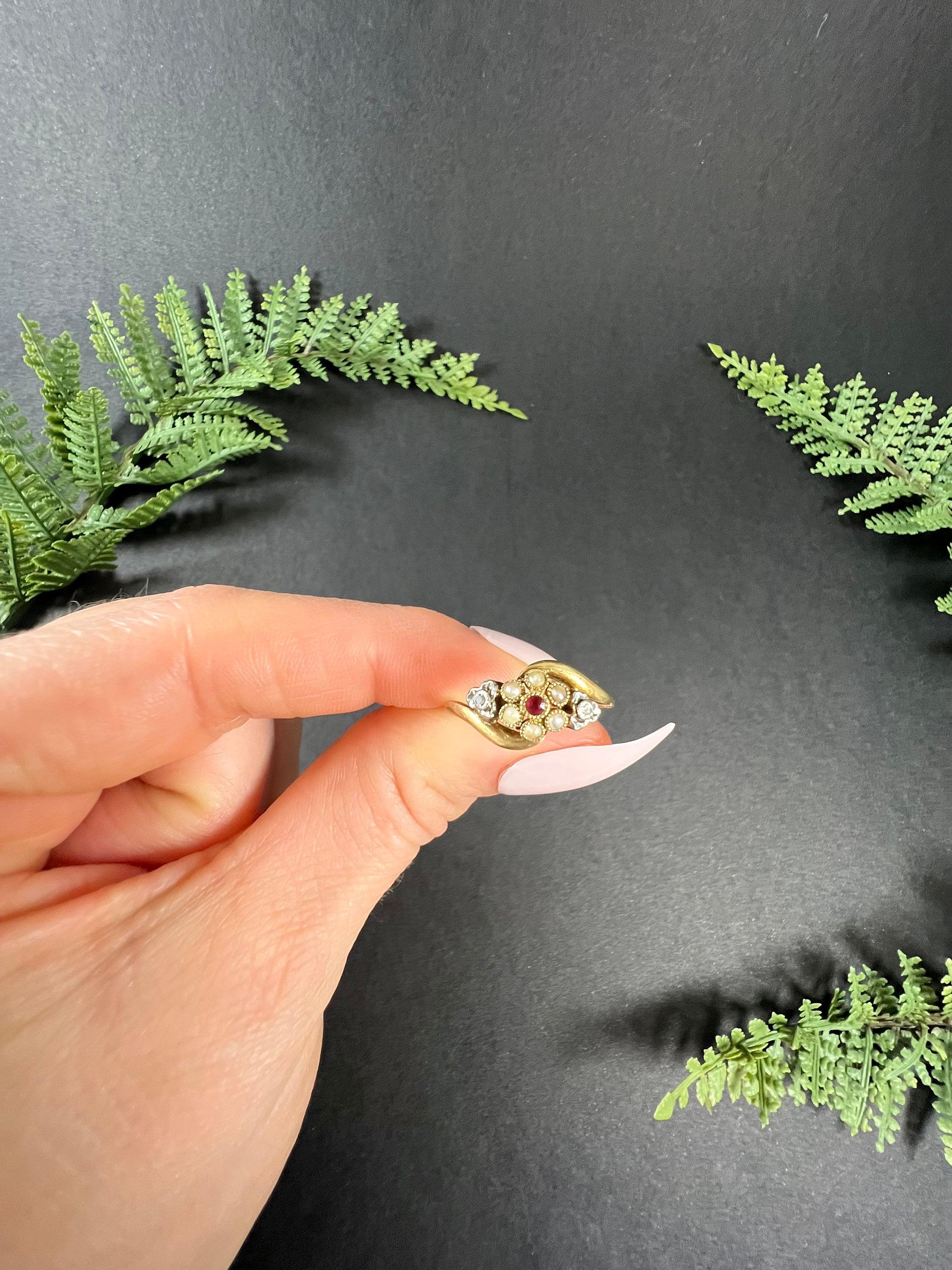 Bague grappe édouardienne française ancienne en or 18 carats, rubis, diamant et perle marguerite Bon état - En vente à Brighton, GB