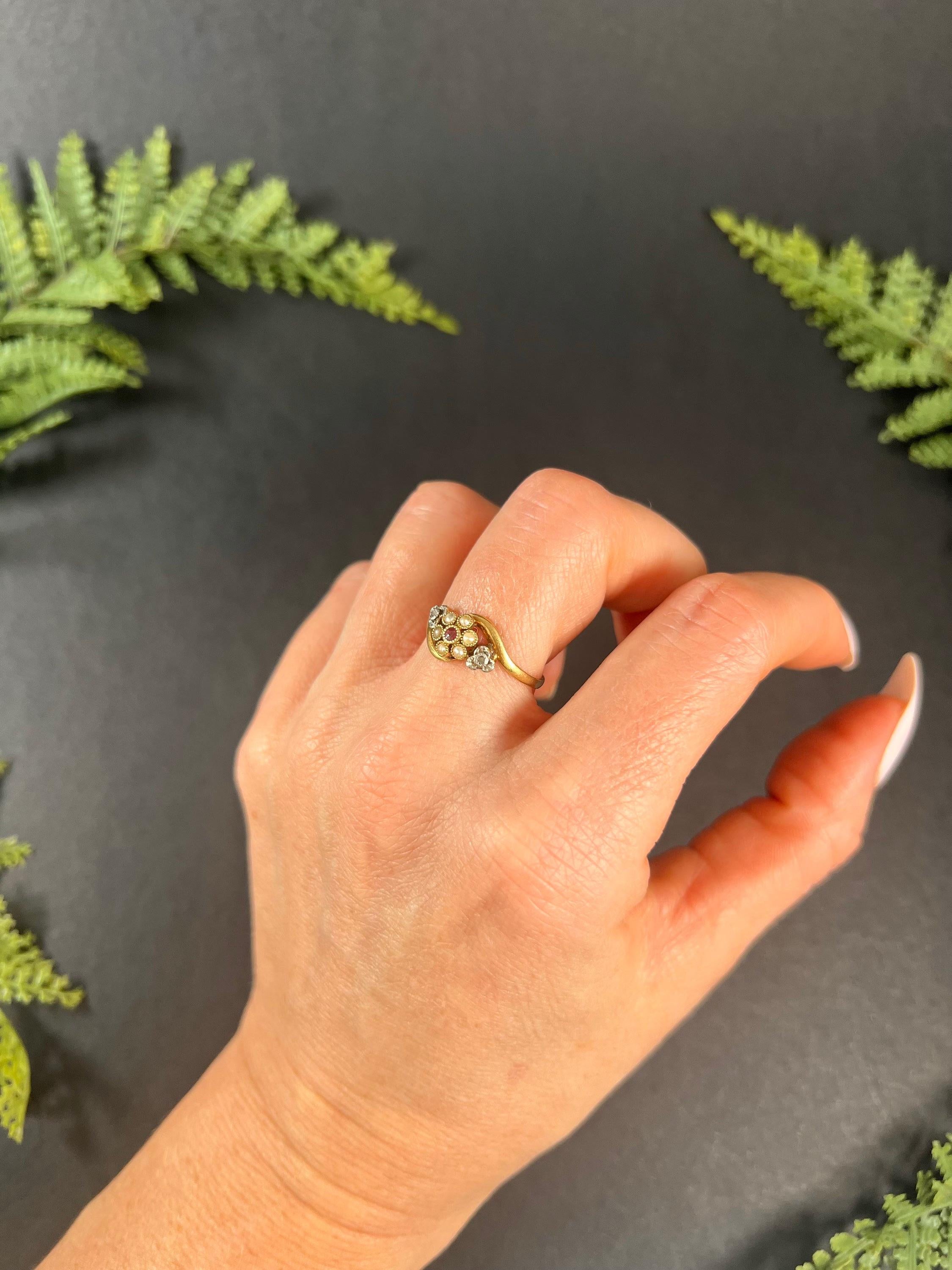 Bague grappe édouardienne française ancienne en or 18 carats, rubis, diamant et perle marguerite Unisexe en vente