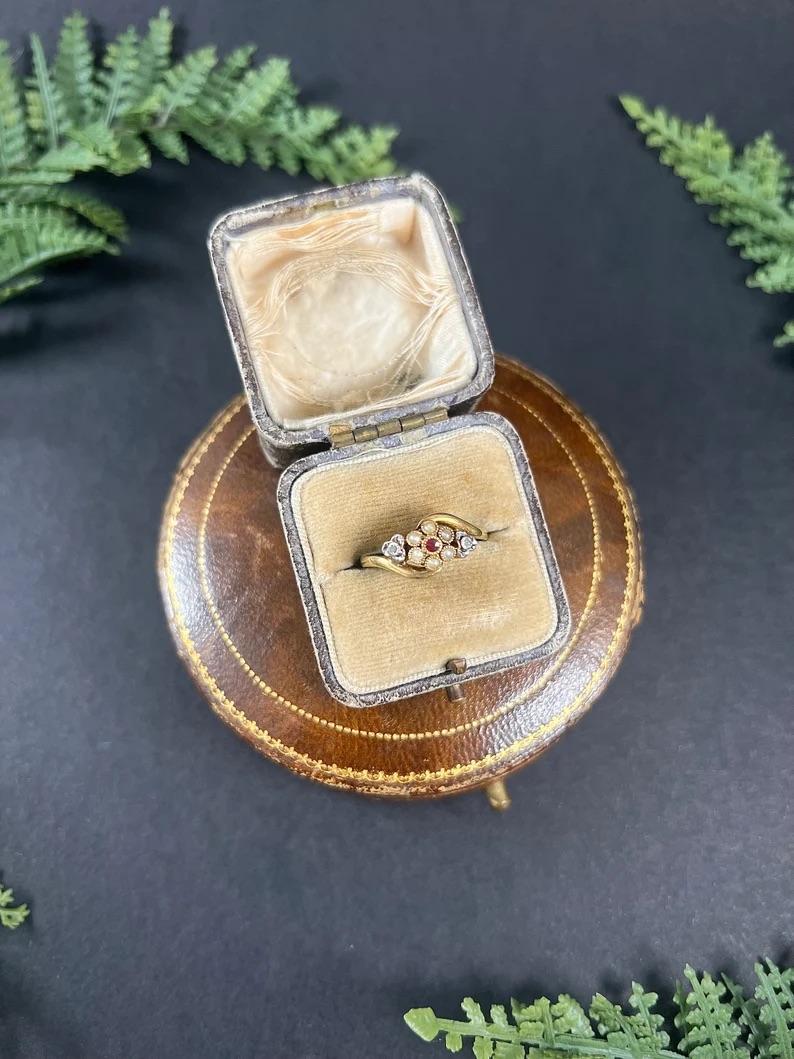 Bague grappe édouardienne française ancienne en or 18 carats, rubis, diamant et perle marguerite en vente 1