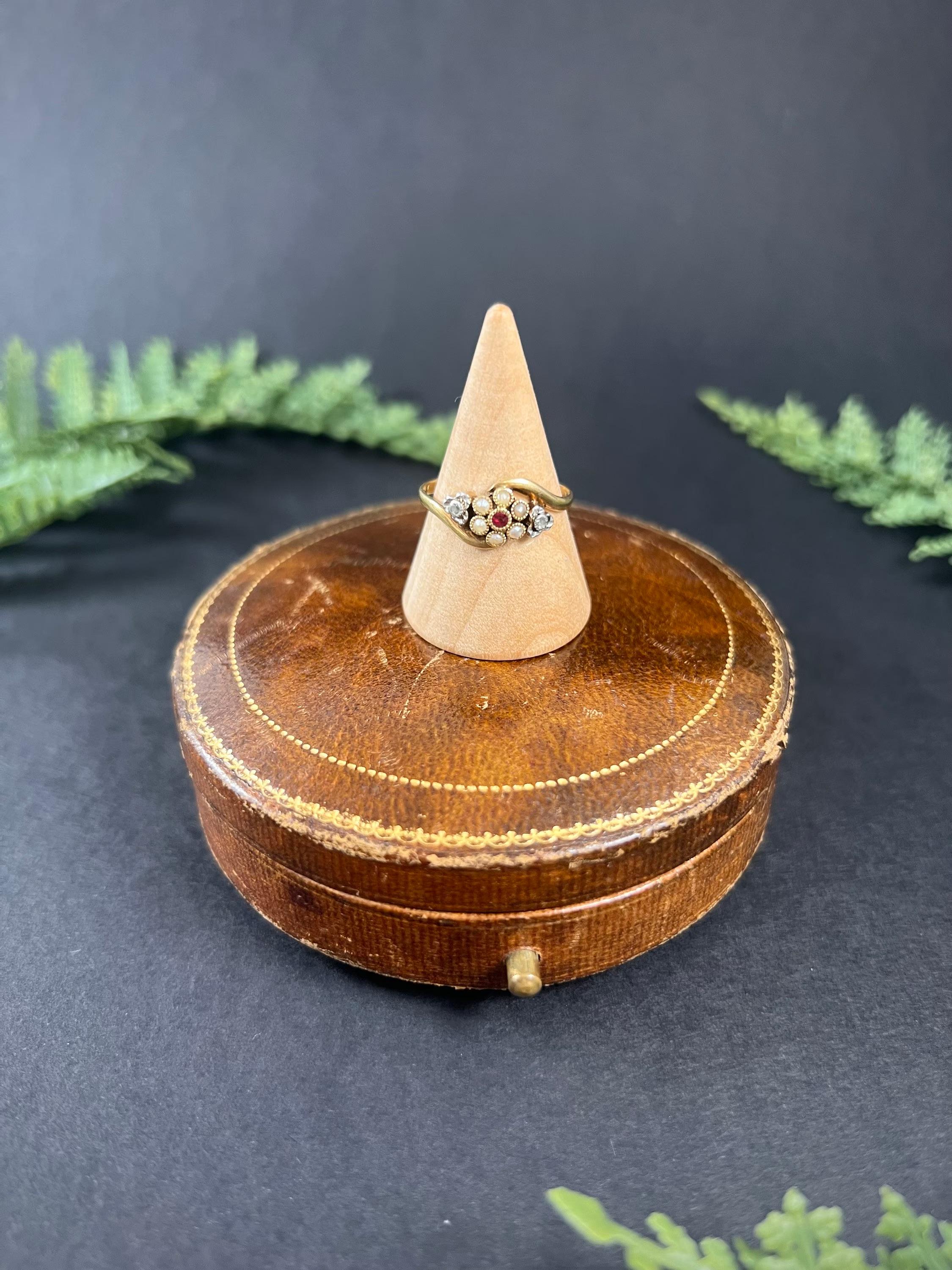 Bague grappe édouardienne française ancienne en or 18 carats, rubis, diamant et perle marguerite en vente 2