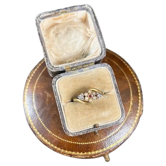 Anillo Antiguo de Oro de 18 Quilates de la Época Eduardiana Francesa con Racimo de Rubíes, Diamantes y Perlas