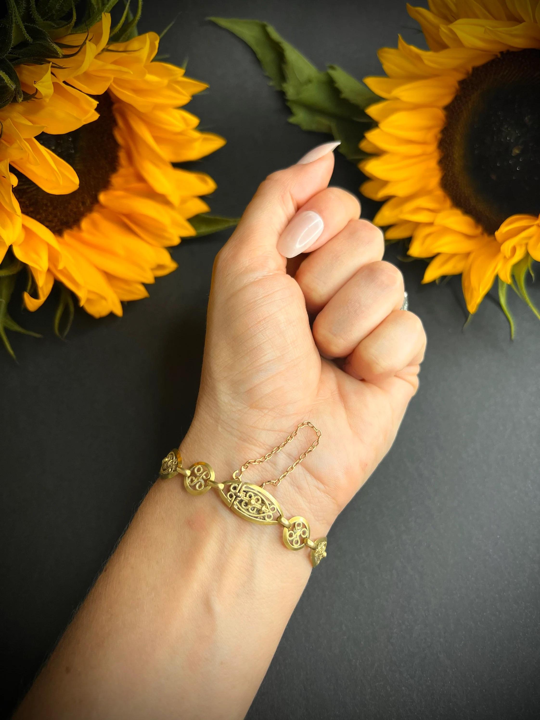 Bracelet en or antique 

Or 18 carats 

Poinçon français Circa 1920
Fabuleux bracelet en or français. Magnifiques maillons ovales et ronds avec les plus jolis détails en filigrane. 

Fermoir intégré - Poinçon de la tête d'aigle française sur la