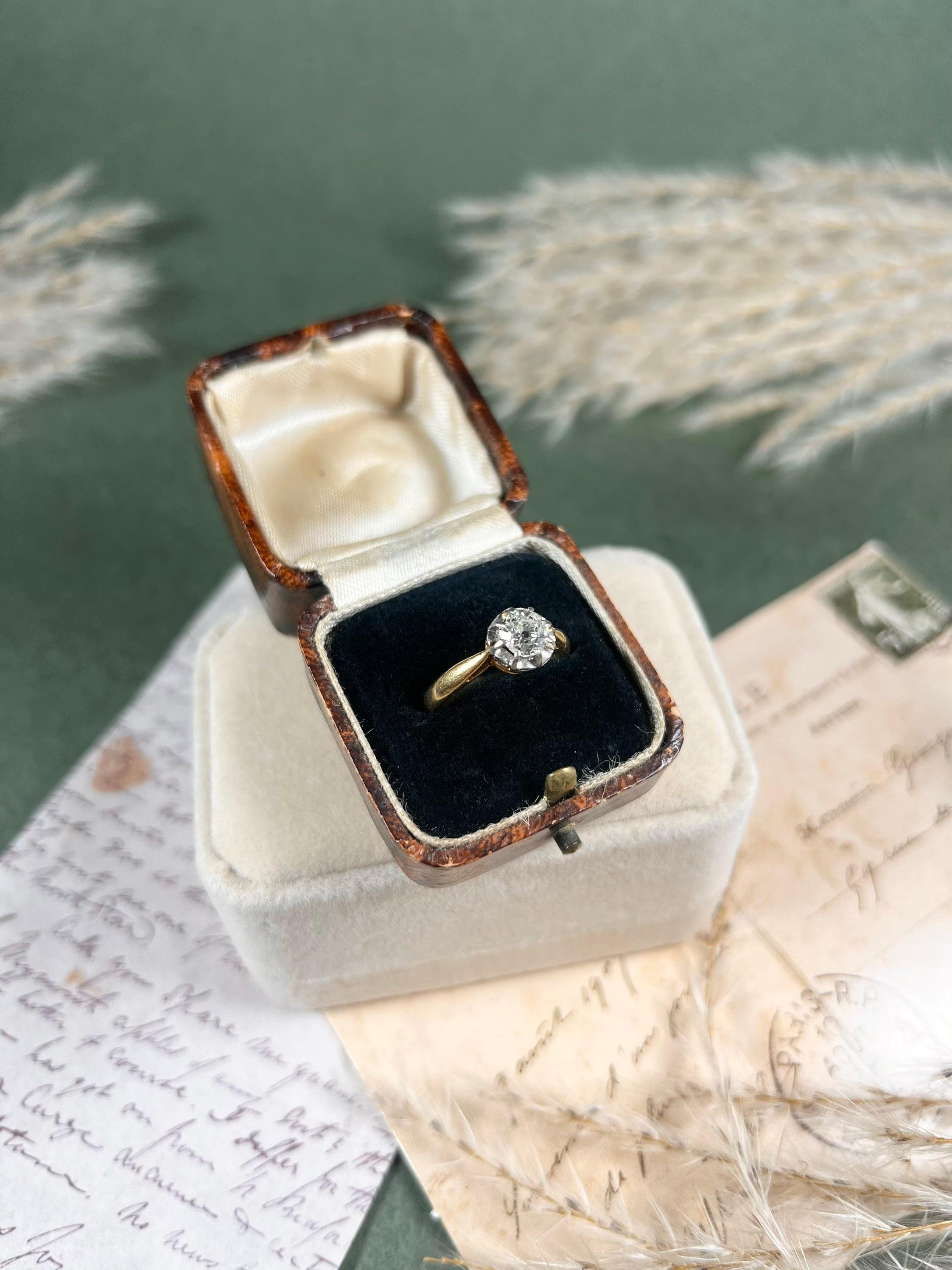 Antiker französischer Single Stone Diamant-Verlobungsring aus 18 Karat Gold (Kissenschliff)