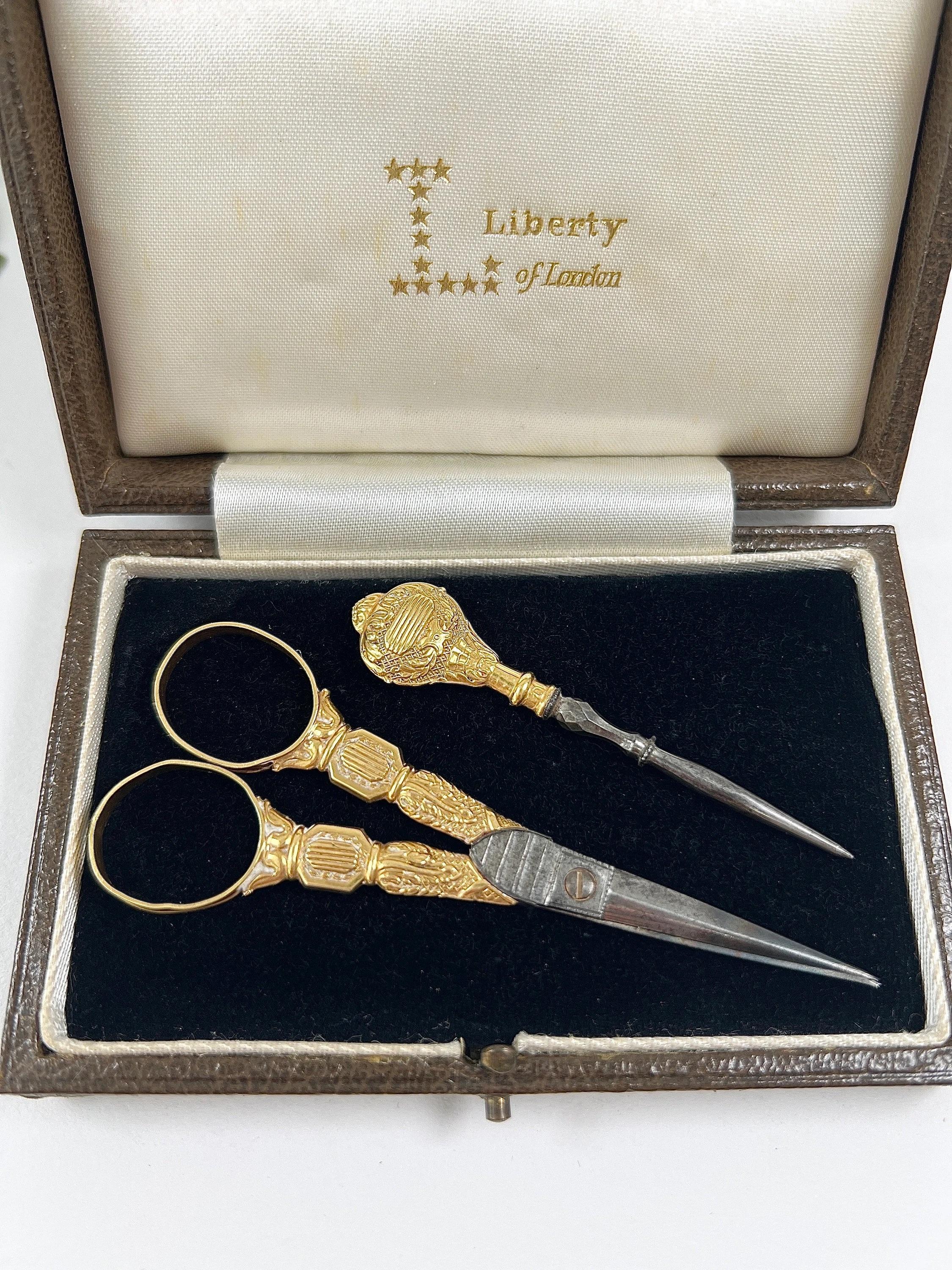 Conjunto Etui Antiguo

Oro 18ct Estampado Francés

Alrededor de 1880

Te presentamos un exquisito juego de costura etui francés de oro de 18 quilates, que hace gala de una artesanía impecable y una elegancia atemporal. Este impresionante conjunto