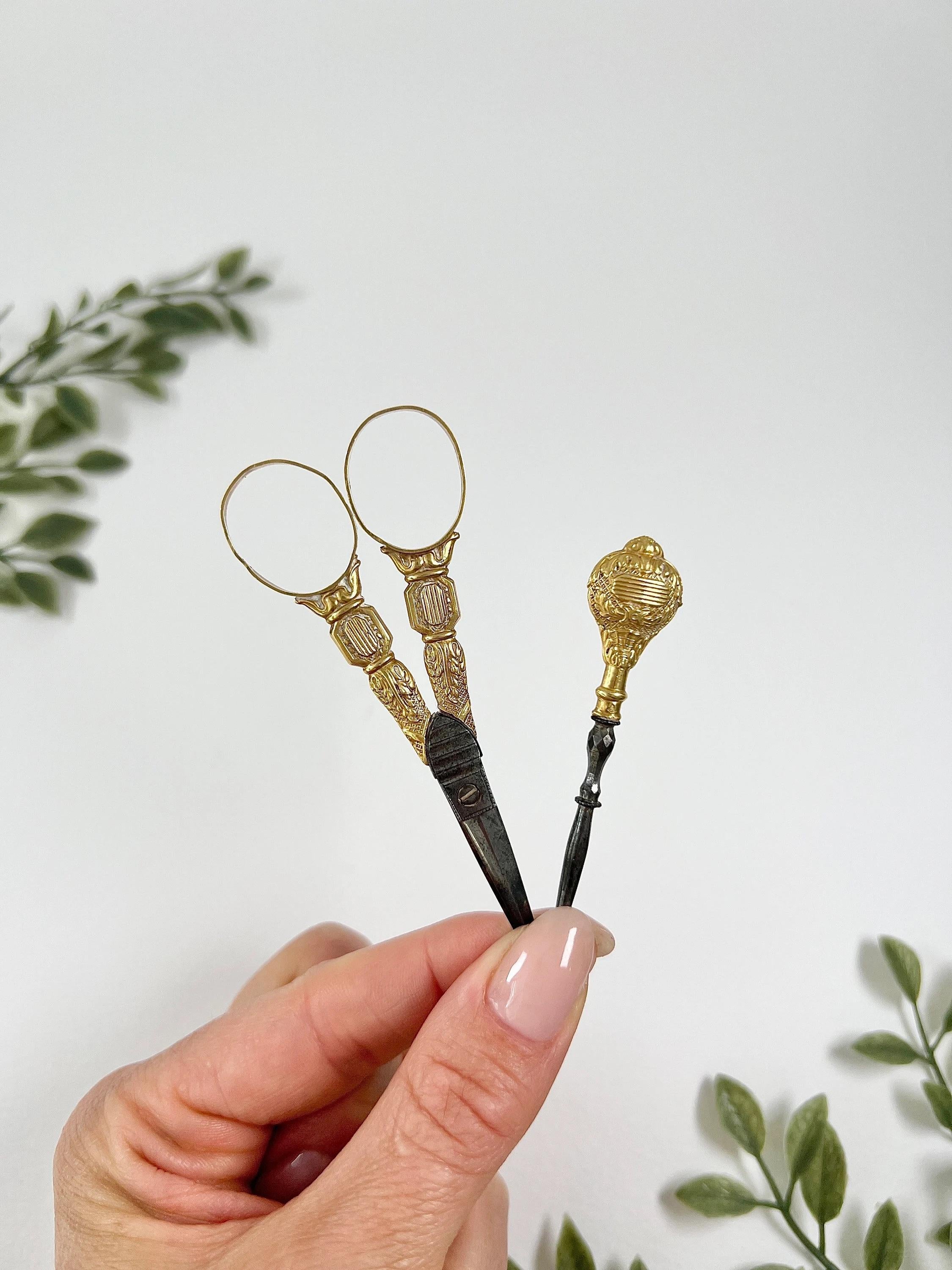 Antique 18ct Gold French Stamped Etui Sewing Set Tijeras & Stiletto en Bueno estado para la venta en Brighton, GB