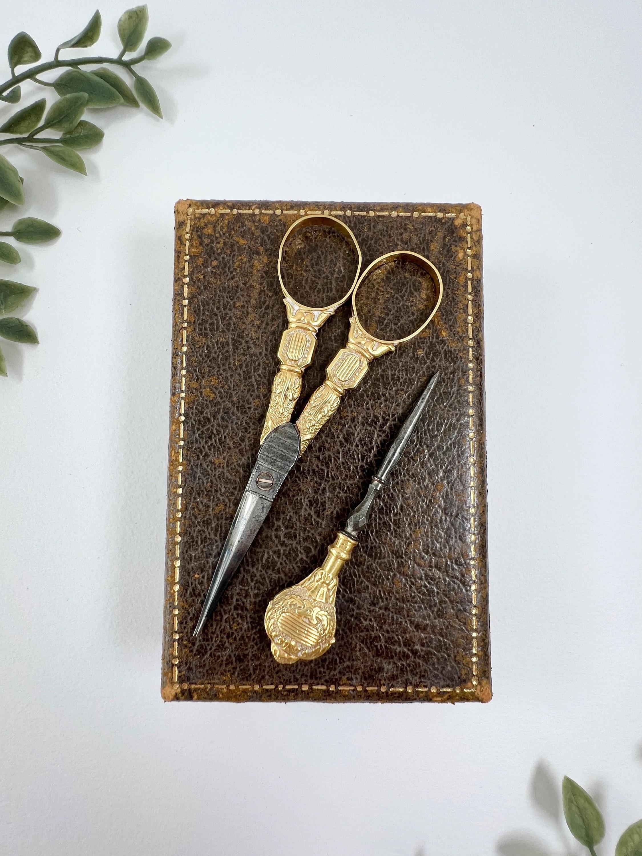 Femenino o masculino Antique 18ct Gold French Stamped Etui Sewing Set Tijeras & Stiletto en venta