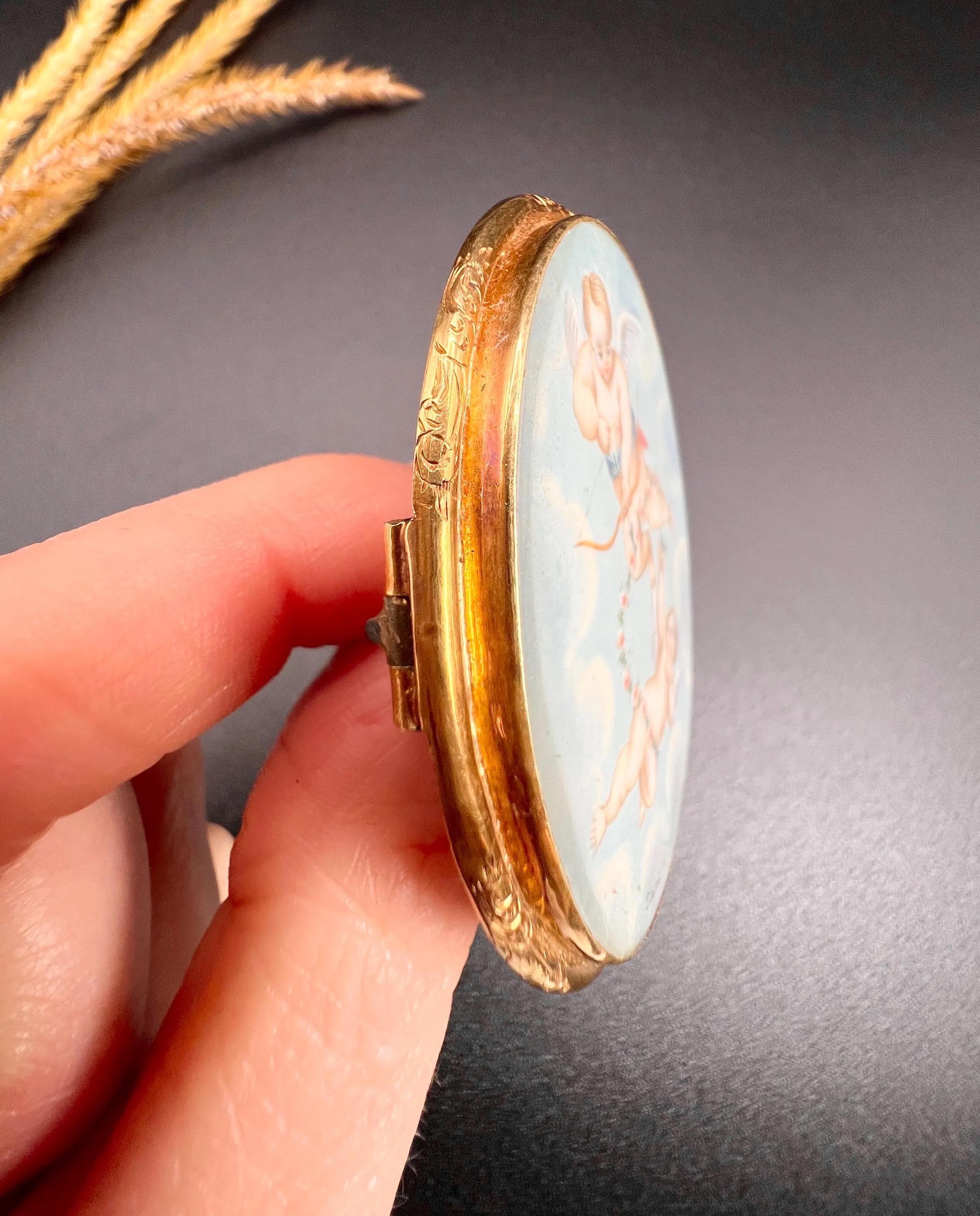 Antique 18ct Gold French, Victorian Cherub Miniature Brooch Mother of Pearl Back In Good Condition For Sale In Brighton, GB