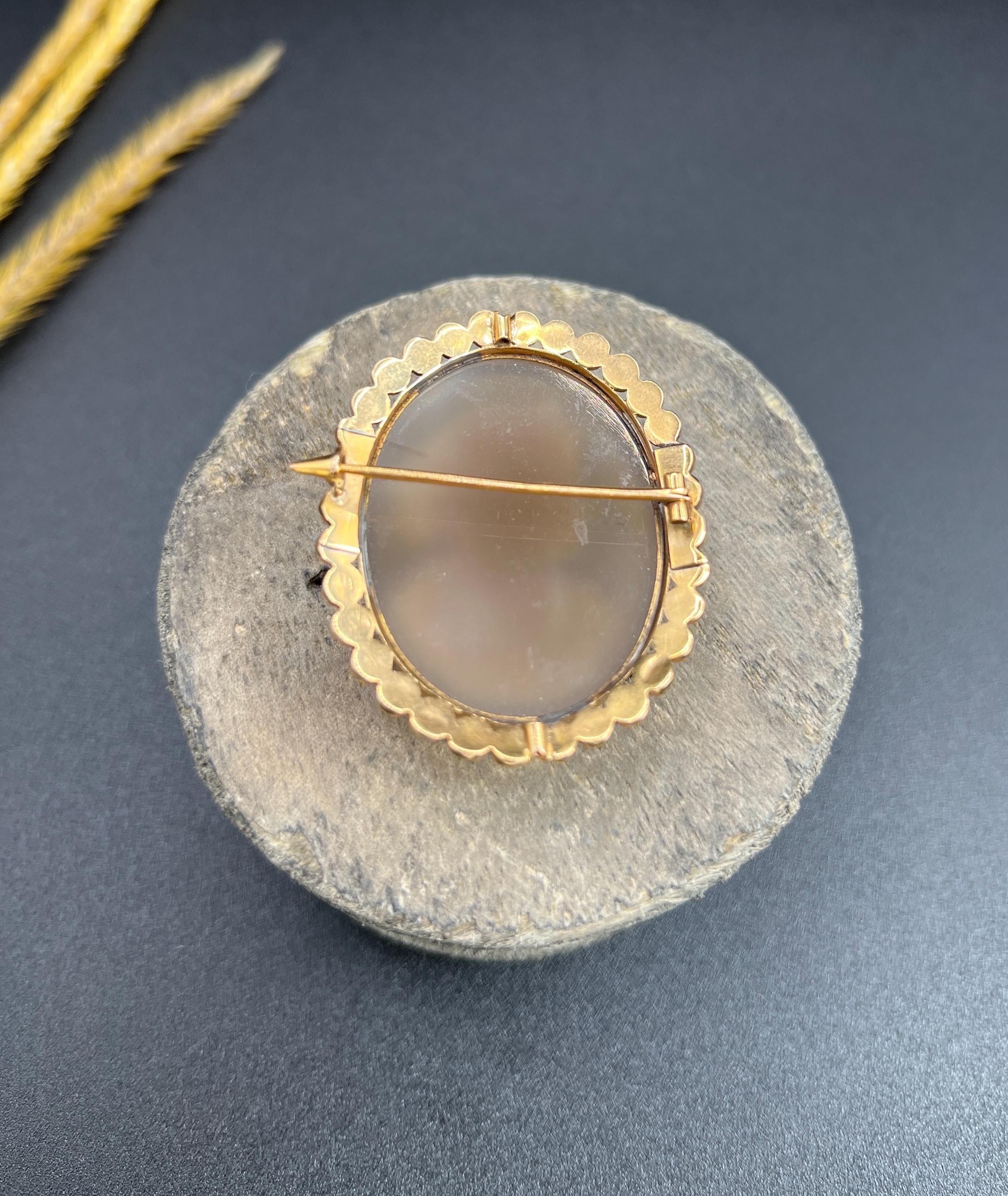 Antique 18ct Gold French, Victorian Hardstone Lady Cameo Portrait Brooch In Good Condition For Sale In Brighton, GB