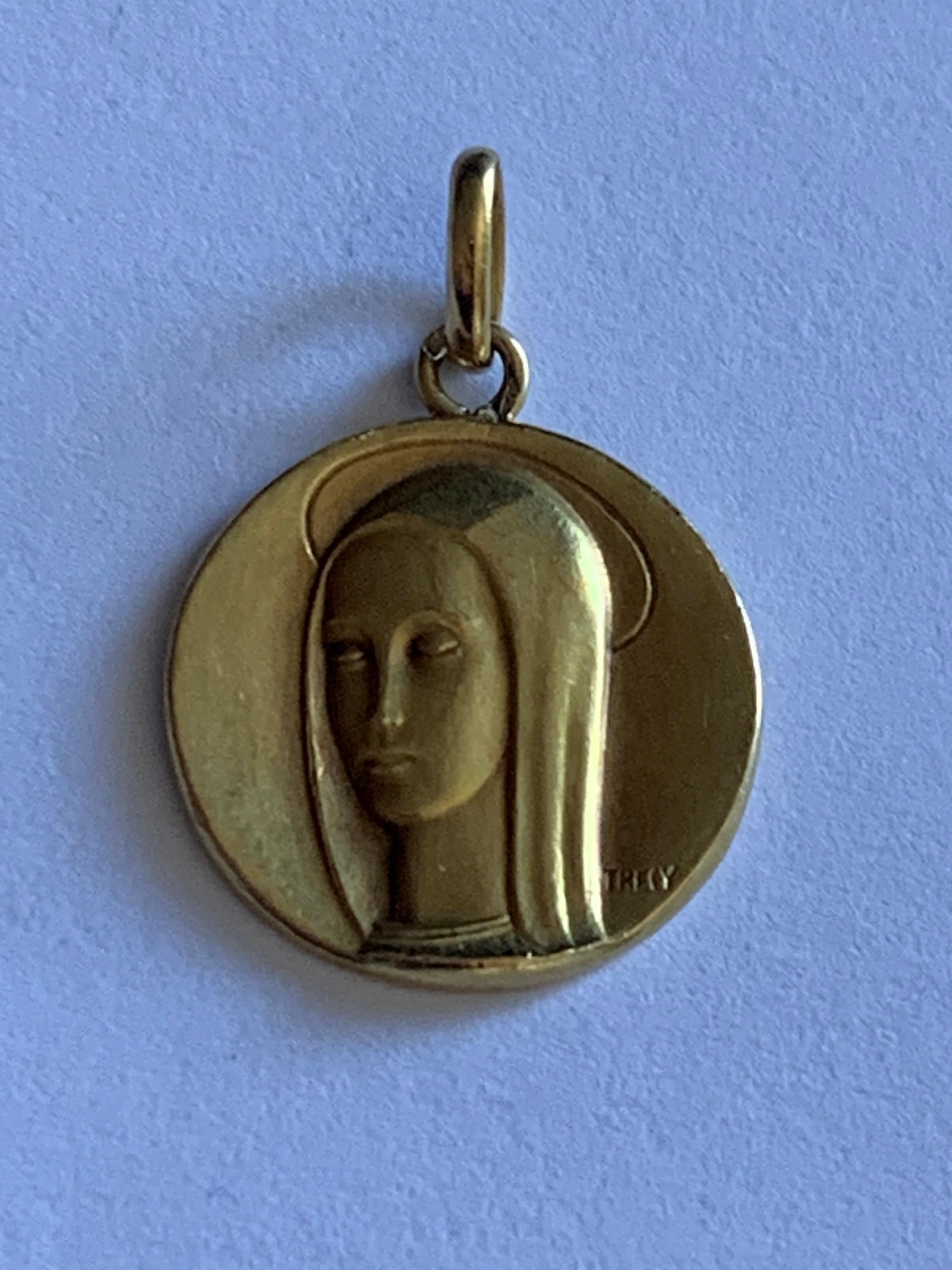 Pendentif exquis en or 18ct Vierge Marie française 
Avec la marque de l'aigle français représentant le fabricant
Dates entre 1838 et 1910
signé 
